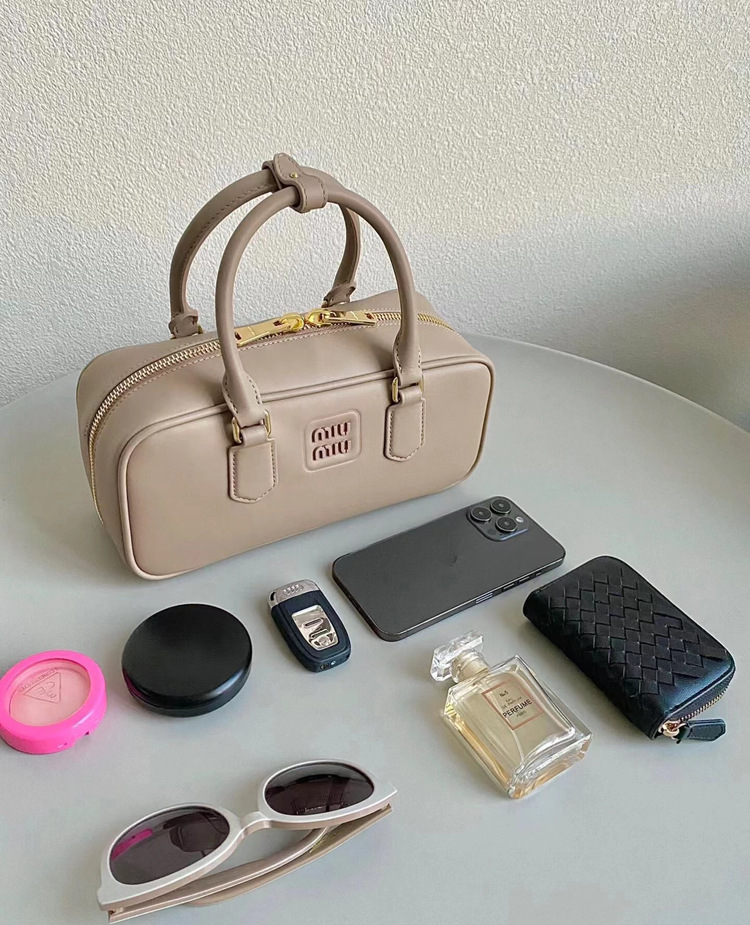 【入手困難/大人気】☆MIUMIU★ミュウミュウ アルカディ ハンドバッグ