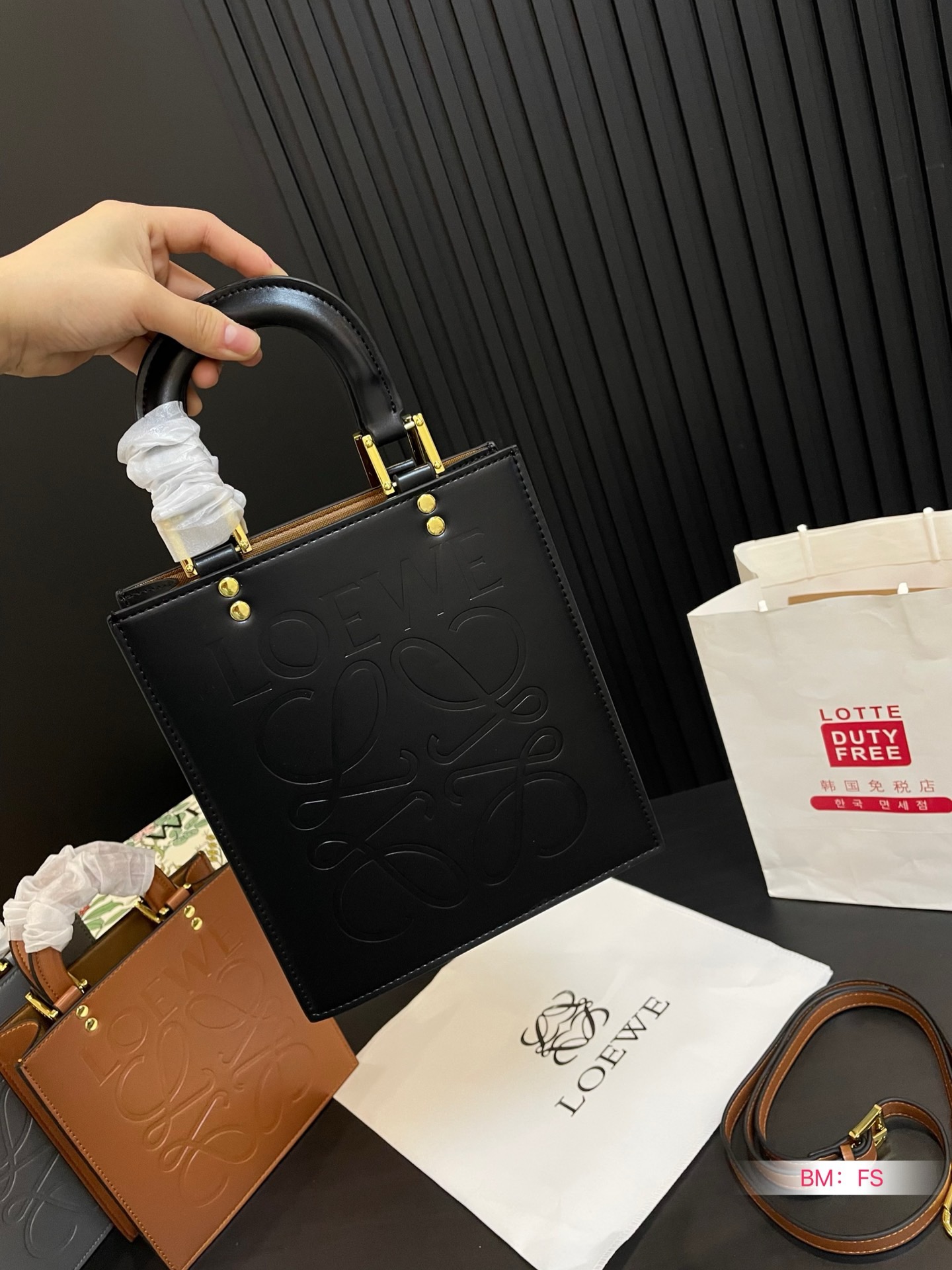 LOEWE エンボス加工された 楽譜パッケージ ハンドバッグ