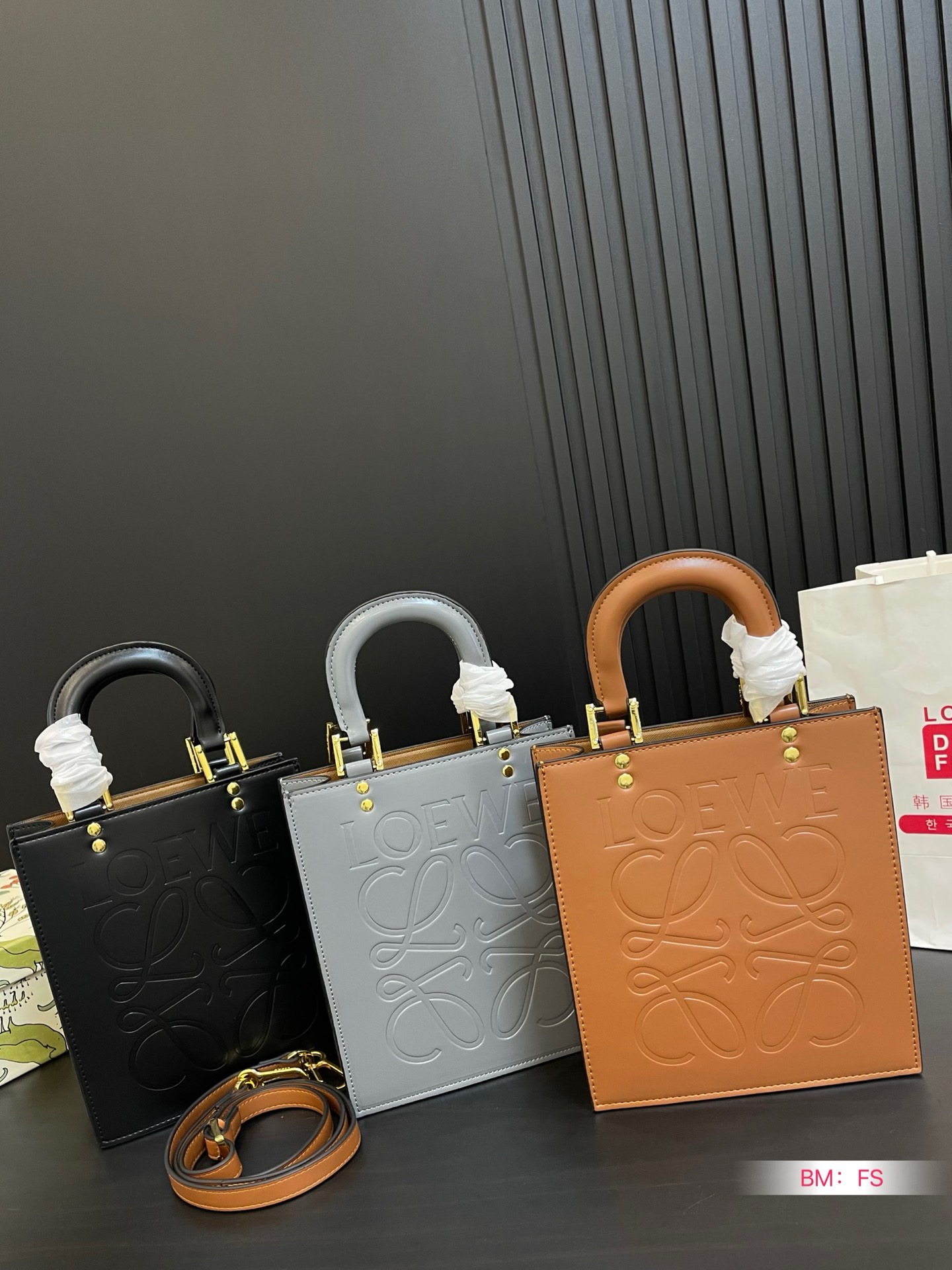 LOEWE エンボス加工された 楽譜パッケージ ハンドバッグ