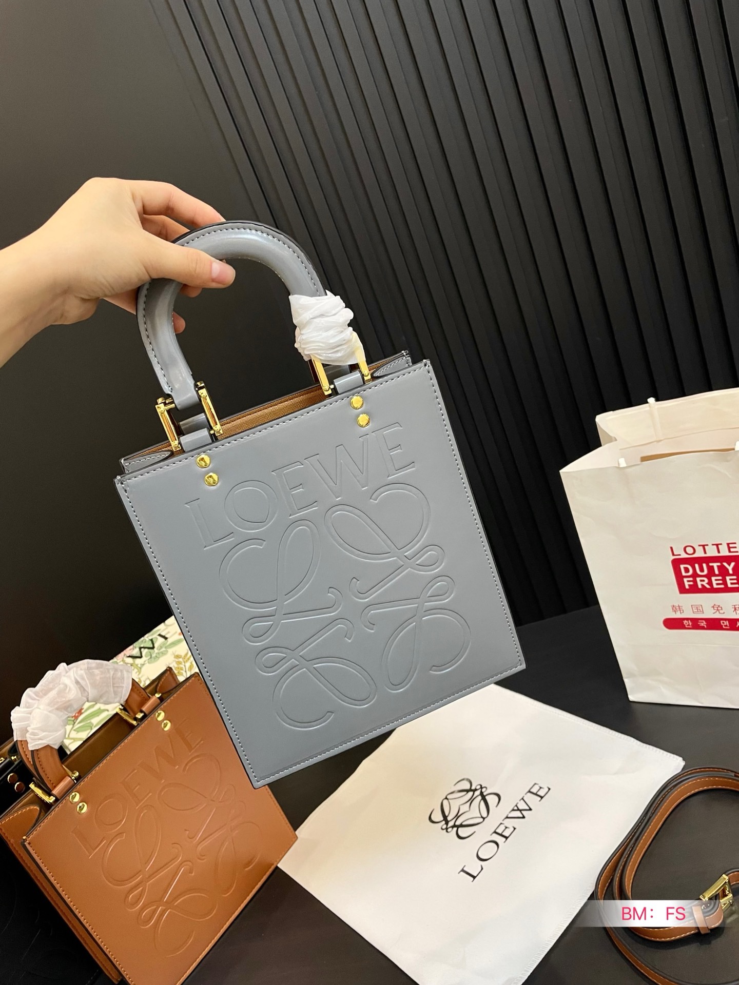 LOEWE エンボス加工された 楽譜パッケージ ハンドバッグ