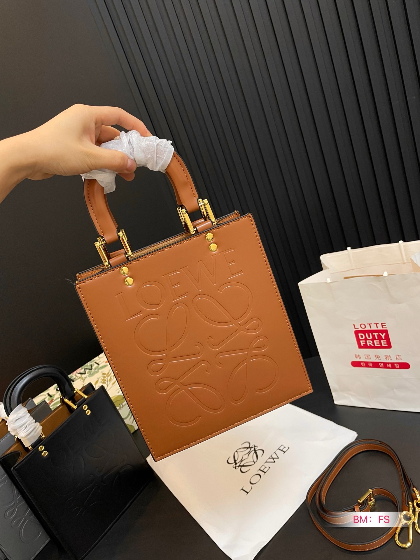 LOEWE エンボス加工された 楽譜パッケージ ハンドバッグ