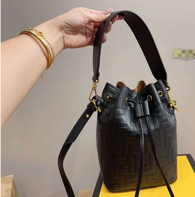 FENDI（フェンディ） メッセンジャーバッグ18x12x10cm-高島屋オンラインストア - 公式