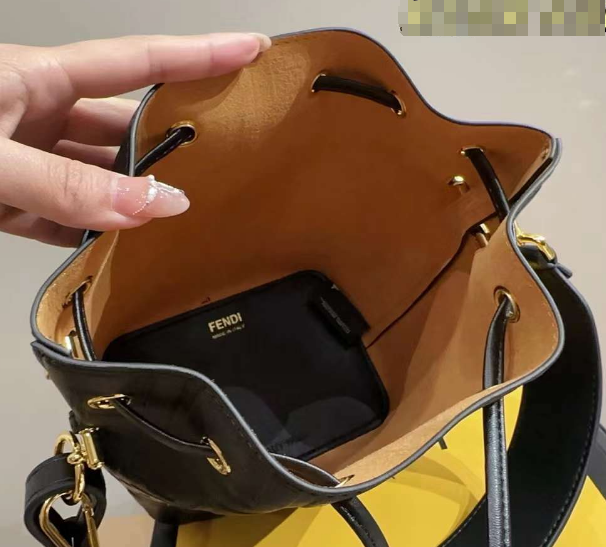 FENDI（フェンディ） メッセンジャーバッグ18x12x10cm-高島屋オンラインストア - 公式