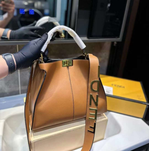 FENDIフェンディ メッセンジャーバッグ 28cm-高島屋オンラインストア - 公式