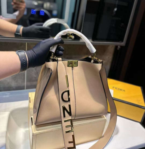 FENDIフェンディ メッセンジャーバッグ 28cm-高島屋オンラインストア - 公式