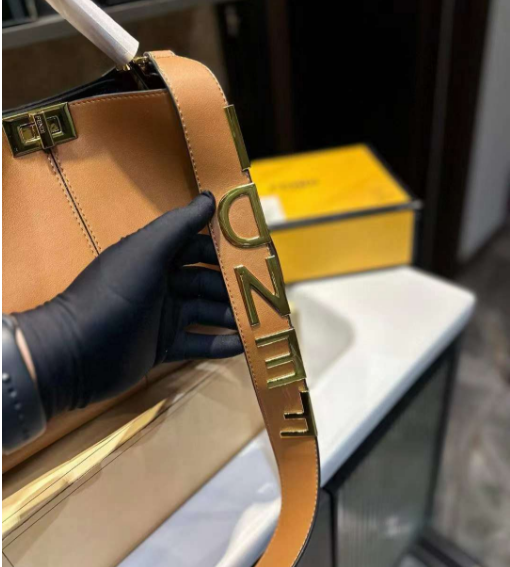 FENDIフェンディ メッセンジャーバッグ 28cm-高島屋オンラインストア - 公式