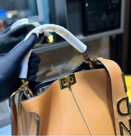 FENDIフェンディ メッセンジャーバッグ 28cm-高島屋オンラインストア - 公式