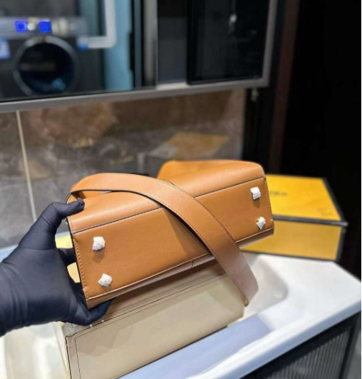 FENDIフェンディ メッセンジャーバッグ 28cm-高島屋オンラインストア - 公式