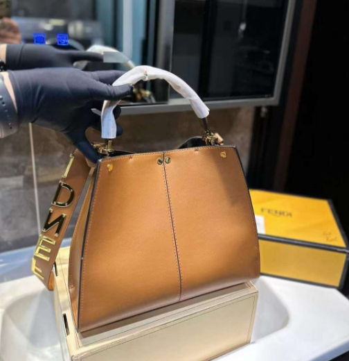 FENDIフェンディ メッセンジャーバッグ 28cm-高島屋オンラインストア - 公式