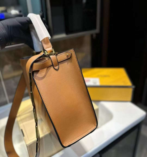 FENDIフェンディ メッセンジャーバッグ 28cm-高島屋オンラインストア - 公式