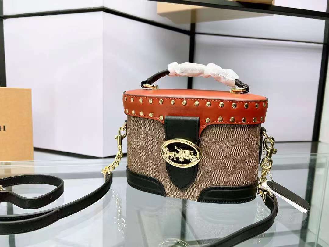 an様 COACH コーチ メッセンジャーバッグ ショルダーバッグ シグネチャー