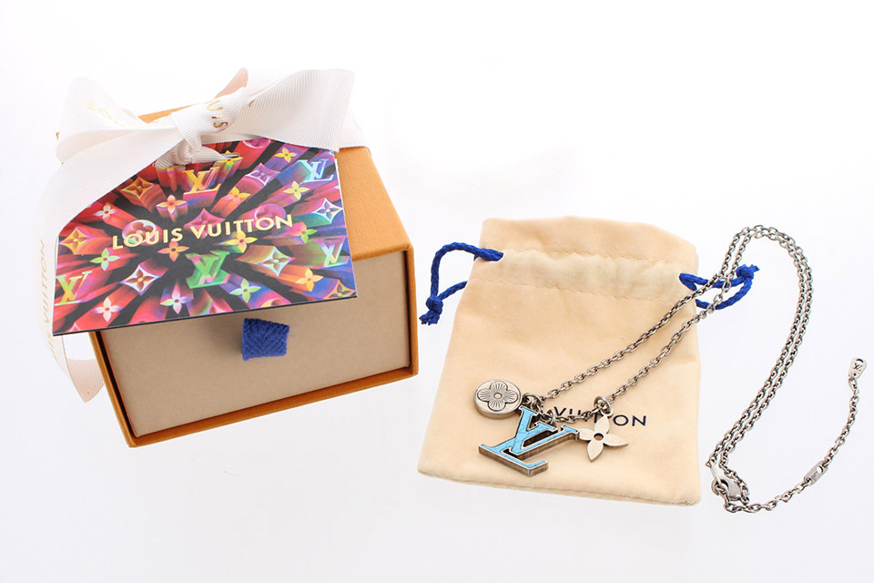 【国内発送/直営店】ネックレス 大人気！残りわずか♪ 防弾少年団BTSジミンJIMINが着用しているLVのイニシャルペンダントです