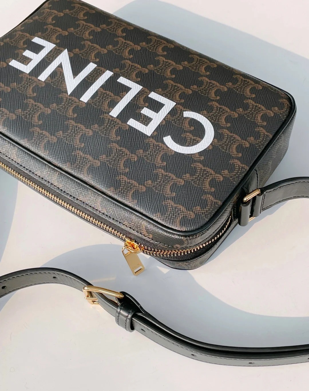 トリオンフ CELINE セリーヌ ミディアム メッセンジャーバッグ