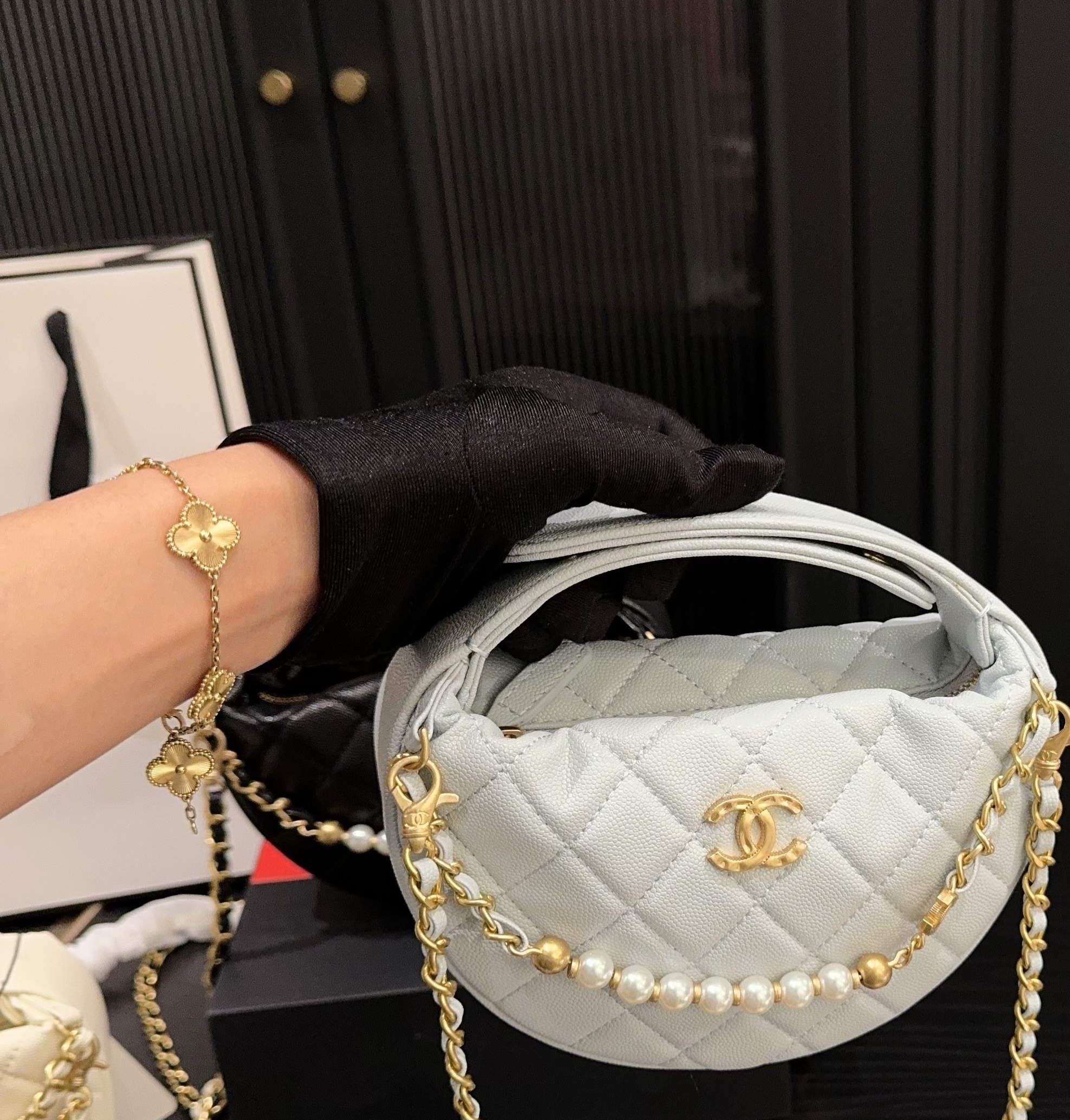 《25‘新作》【パールチェーンがおしゃれ♪】CHANEL《ポーチ》