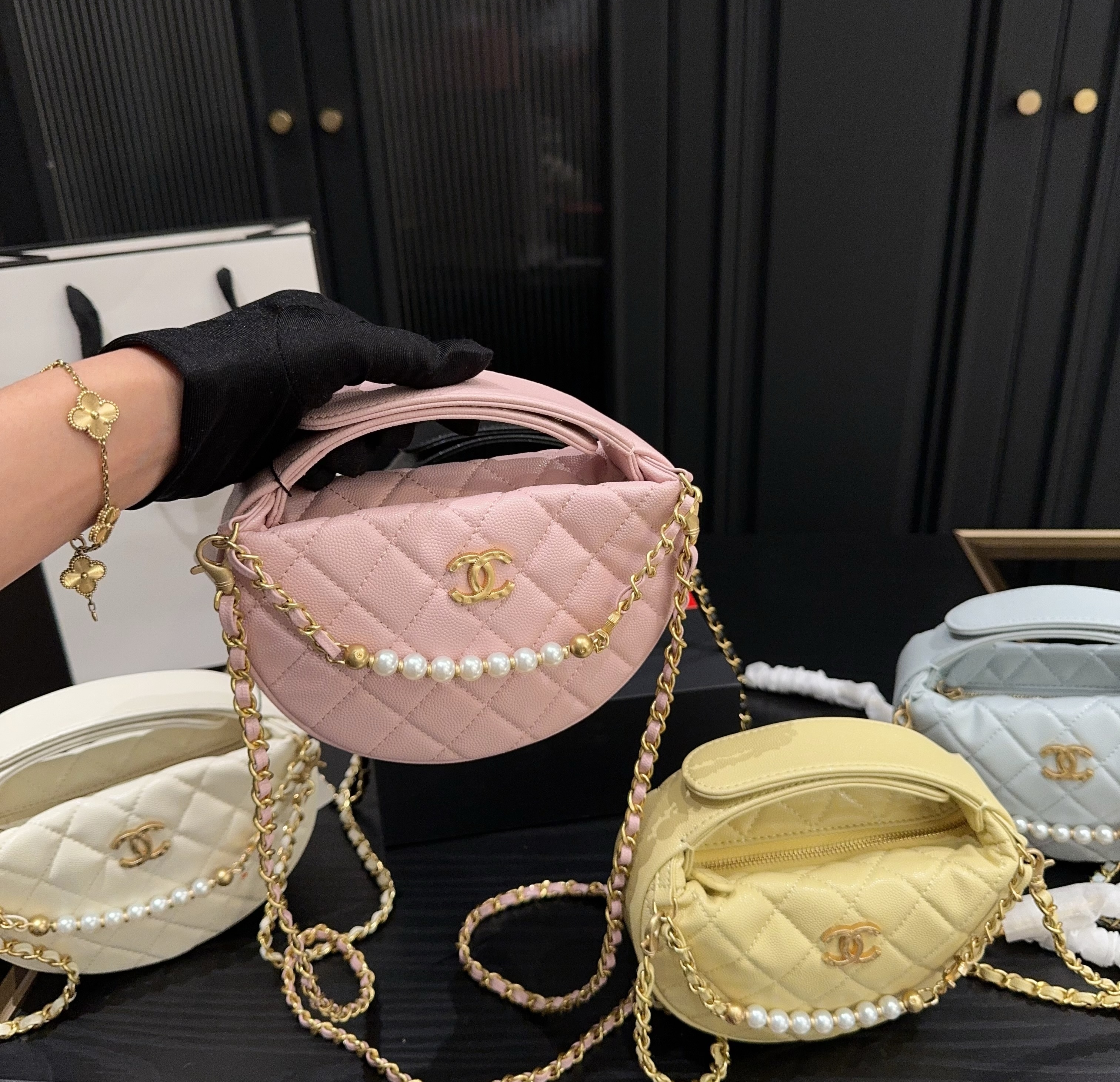 《25‘新作》【パールチェーンがおしゃれ♪】CHANEL《ポーチ》