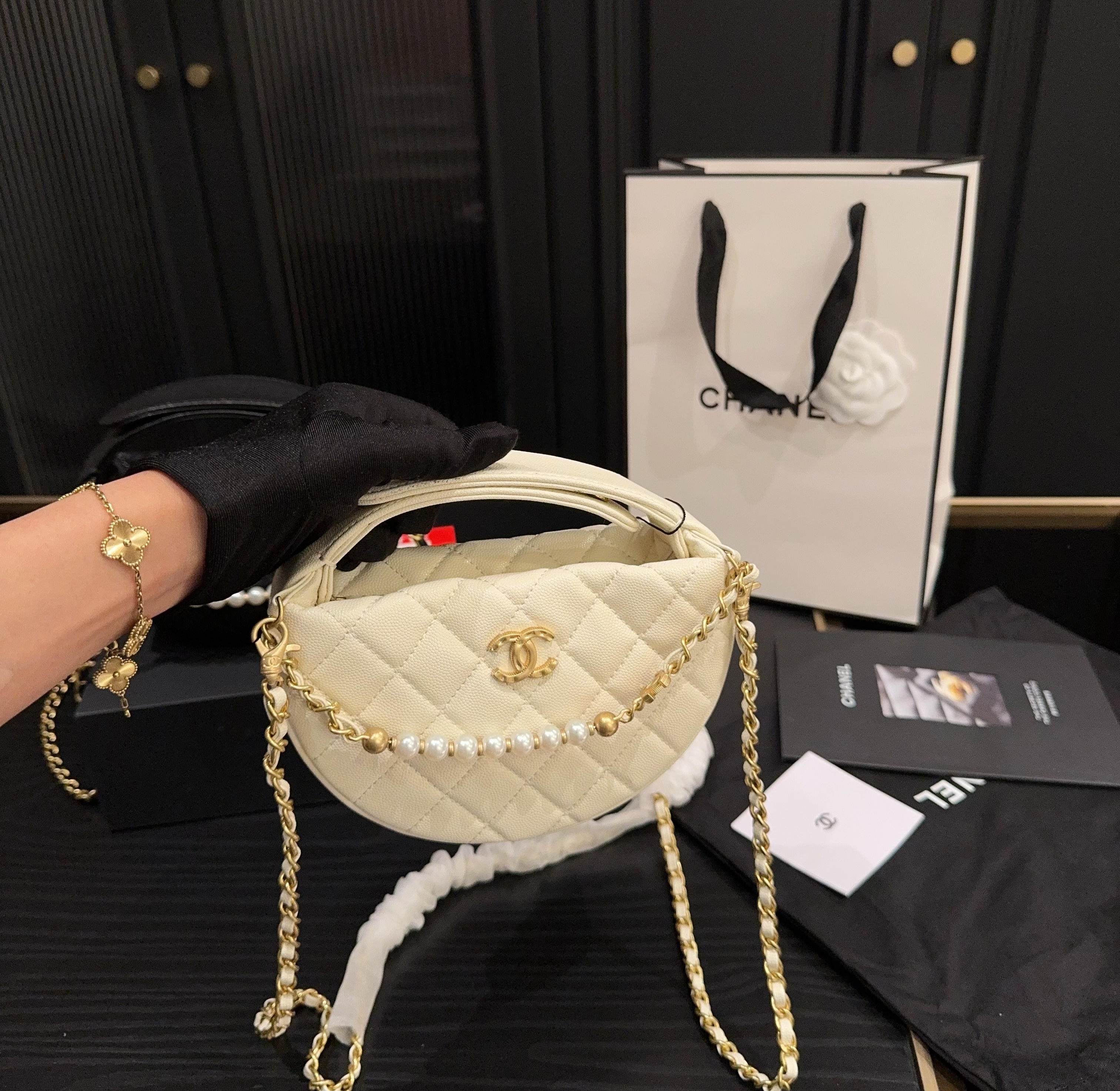 《25‘新作》【パールチェーンがおしゃれ♪】CHANEL《ポーチ》