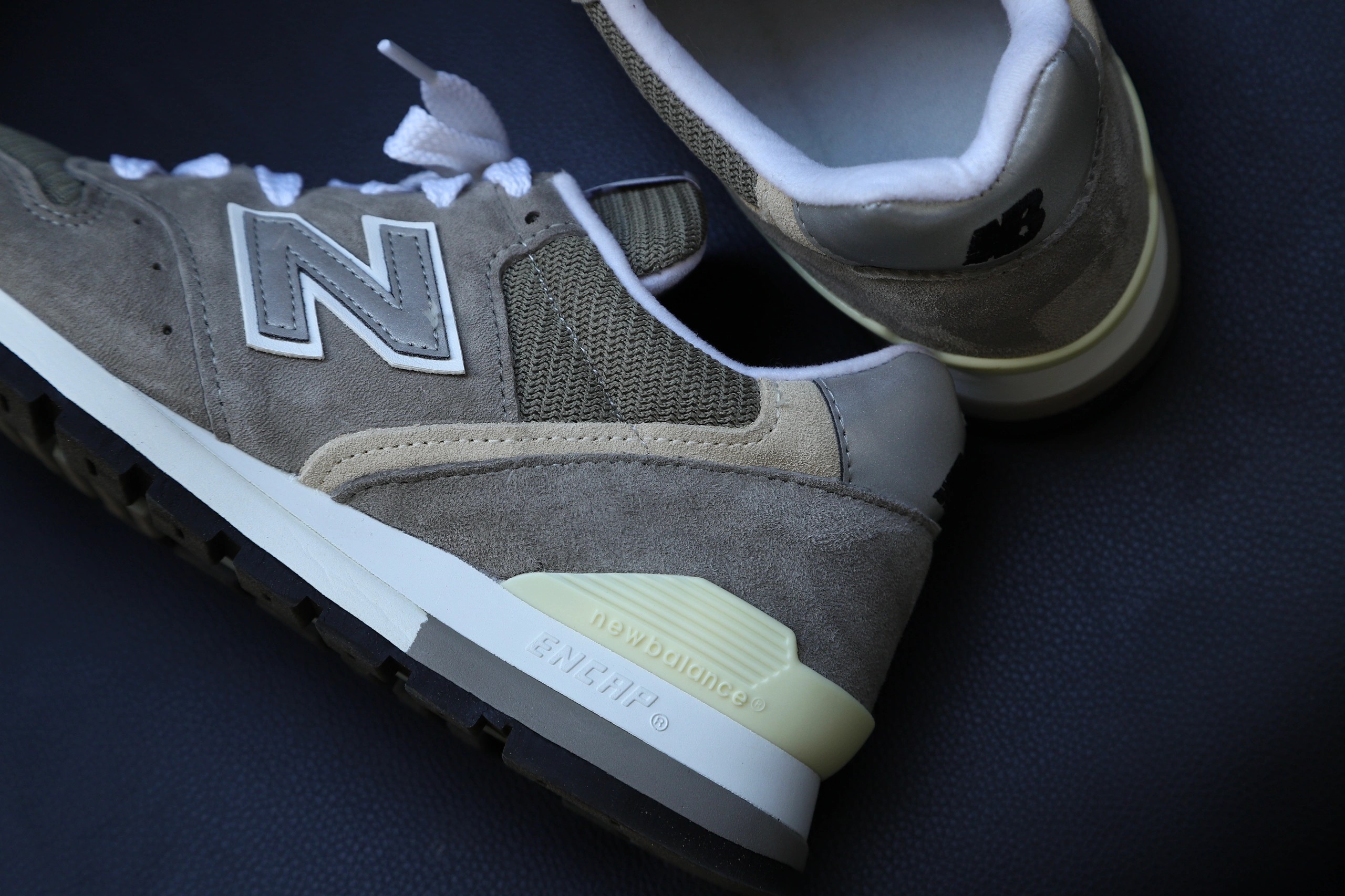 世代問わず愛されるニューバランスの名作「996」の人気色
