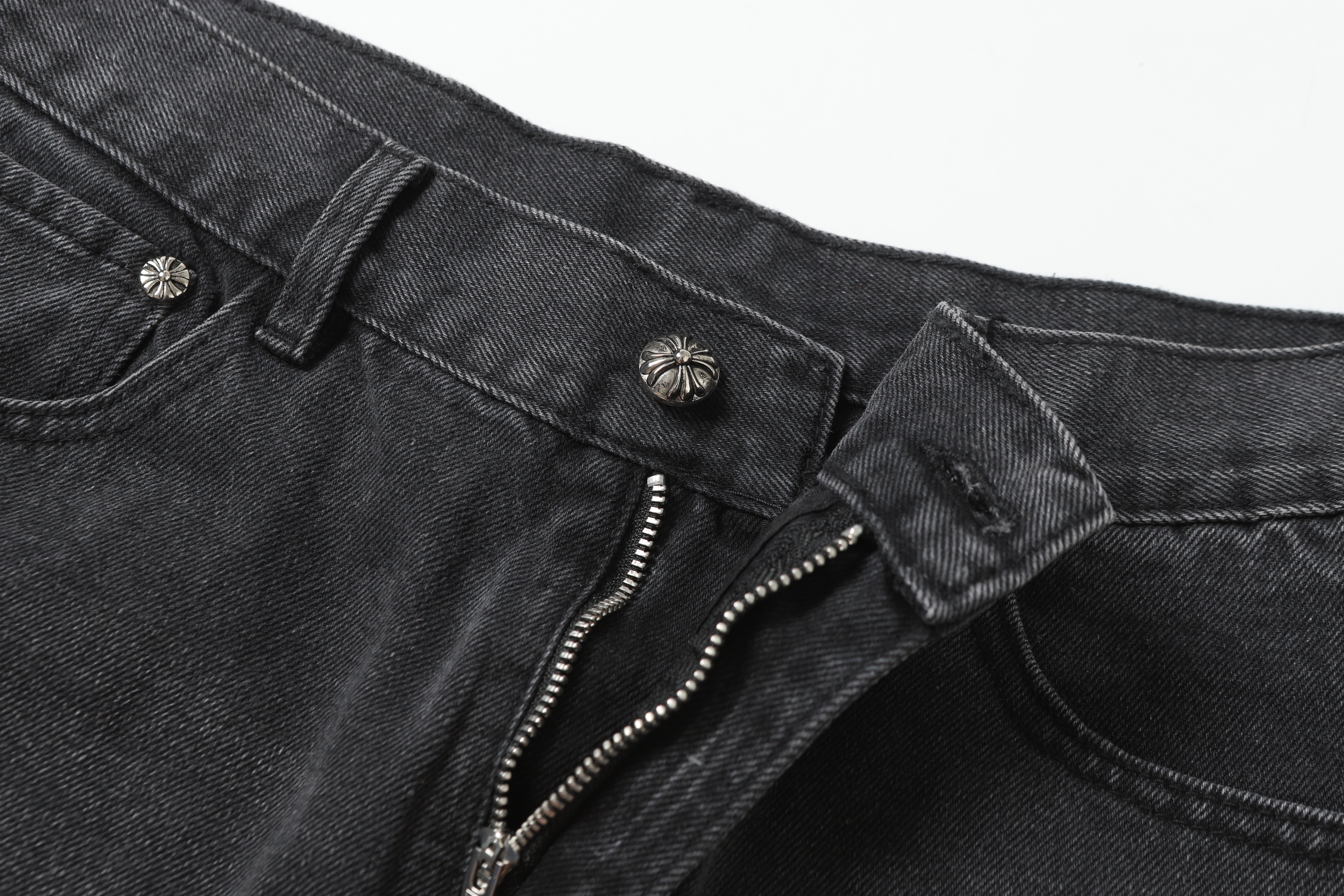 【Chrome Hearts】クロムハーツ ホワイト＆ブラック レザー クロスパッチ ジーンズ
