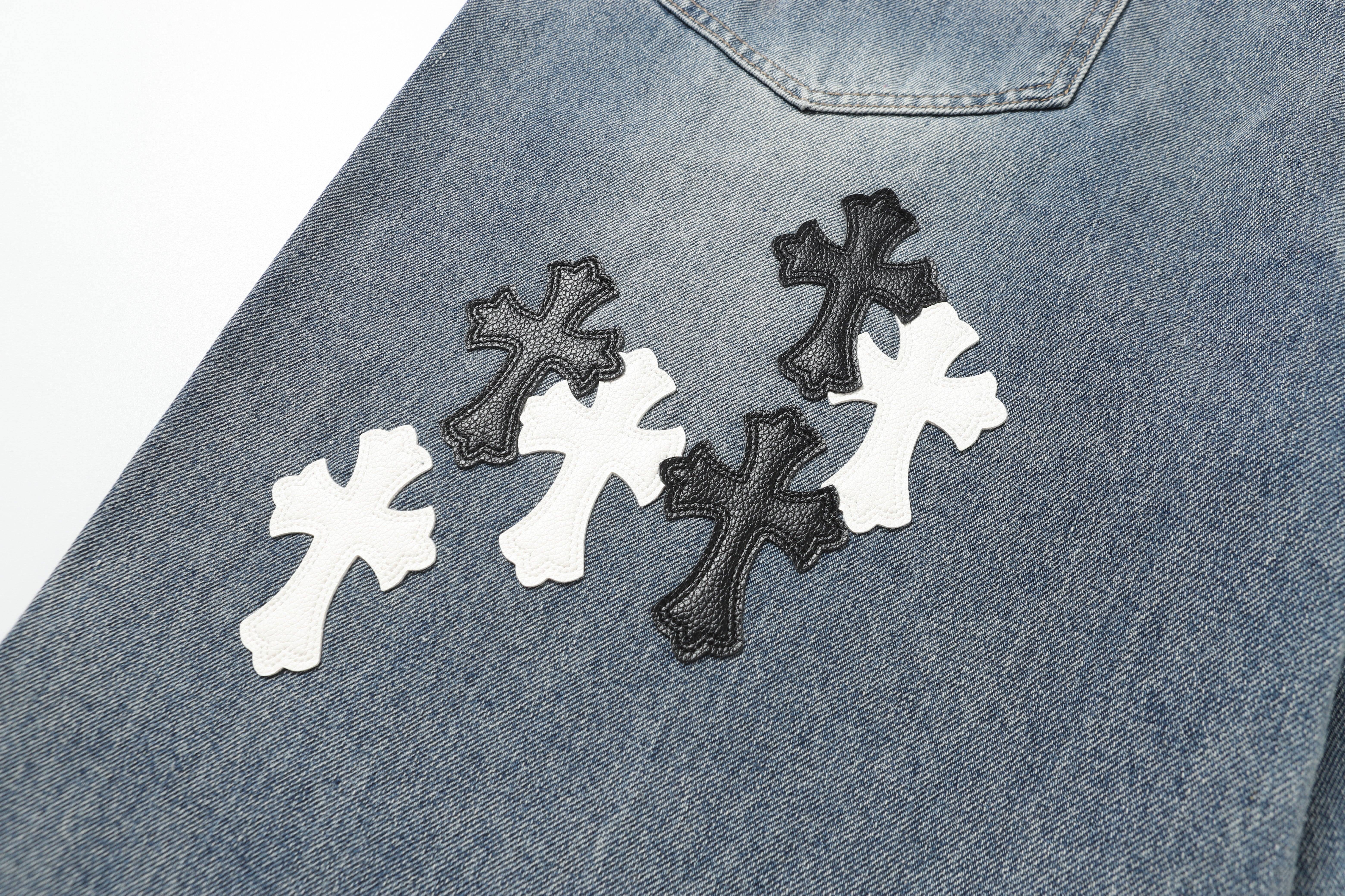 【Chrome Hearts】クロムハーツ ホワイト＆ブラック レザー クロスパッチ ジーンズ