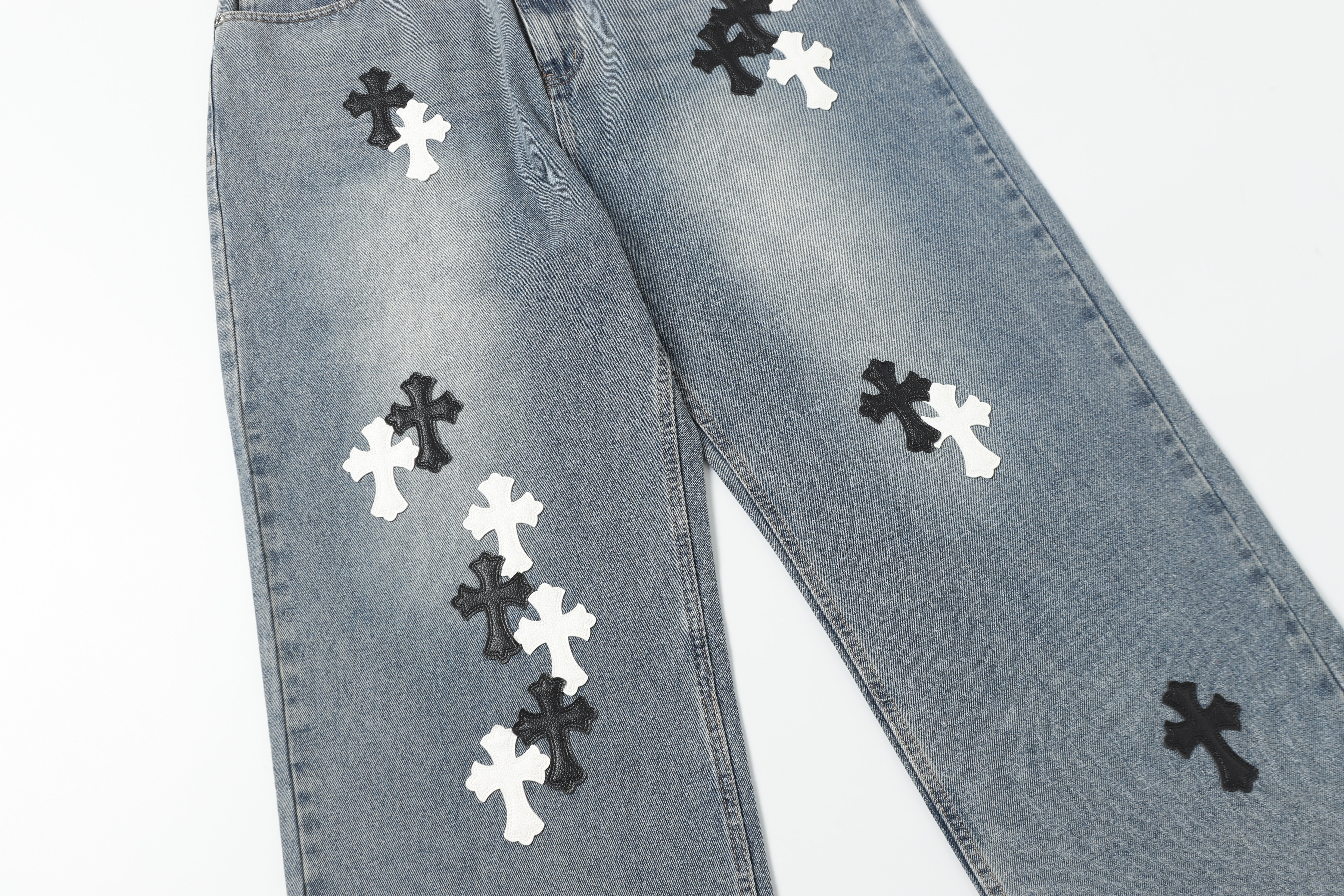 【Chrome Hearts】クロムハーツ ホワイト＆ブラック レザー クロスパッチ ジーンズ