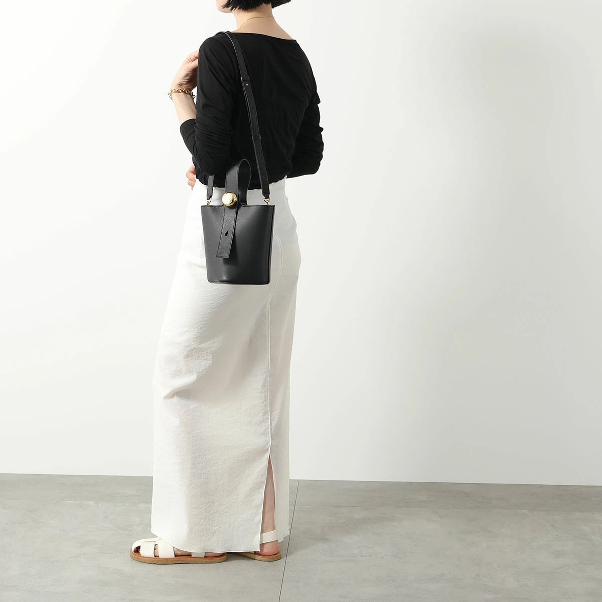 【2024年春夏新作】 LOEWE ロエベ ハンドバッグ PEBBLE BUCKET MINI ペブル バケット ミニ AANBBBMX01 レディース レザー ショルダーバッグ 鞄 カラー2色-高島屋オンラインストア - 公式