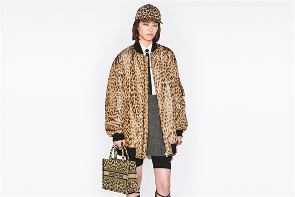 DIOR BOOK TOTE スモールバッグ Mizza エンブロイダリー (26.5 x 21 x 14 cm)-高島屋オンラインストア - 公式