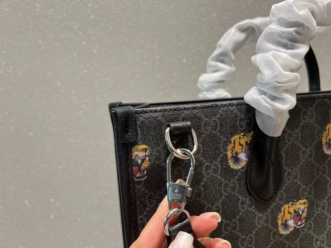 【GUCCI】グッチ ブラック 大容量トート GG タイガーヘッドのロゴ