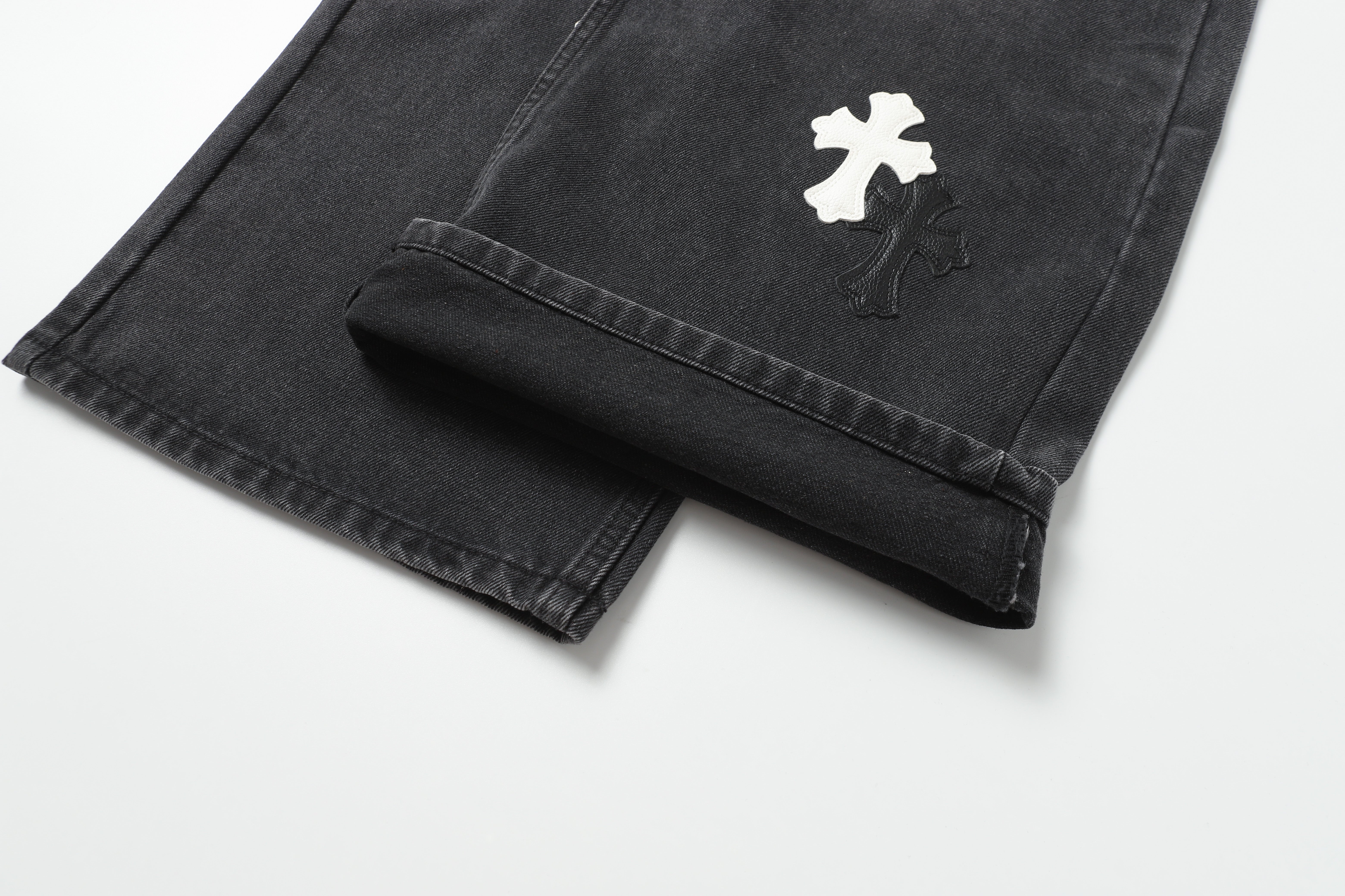 【Chrome Hearts】クロムハーツ ホワイト＆ブラック レザー クロスパッチ ジーンズ
