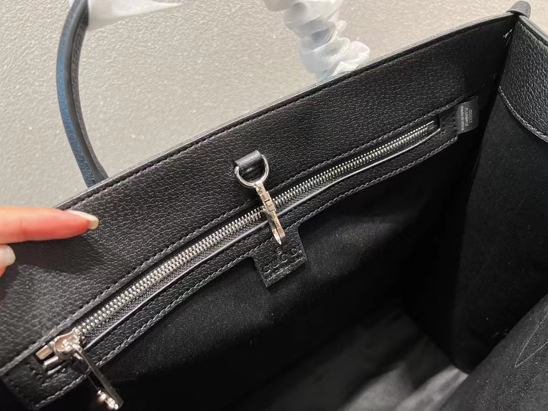 【GUCCI】グッチ ブラック 大容量トート GG タイガーヘッドのロゴ