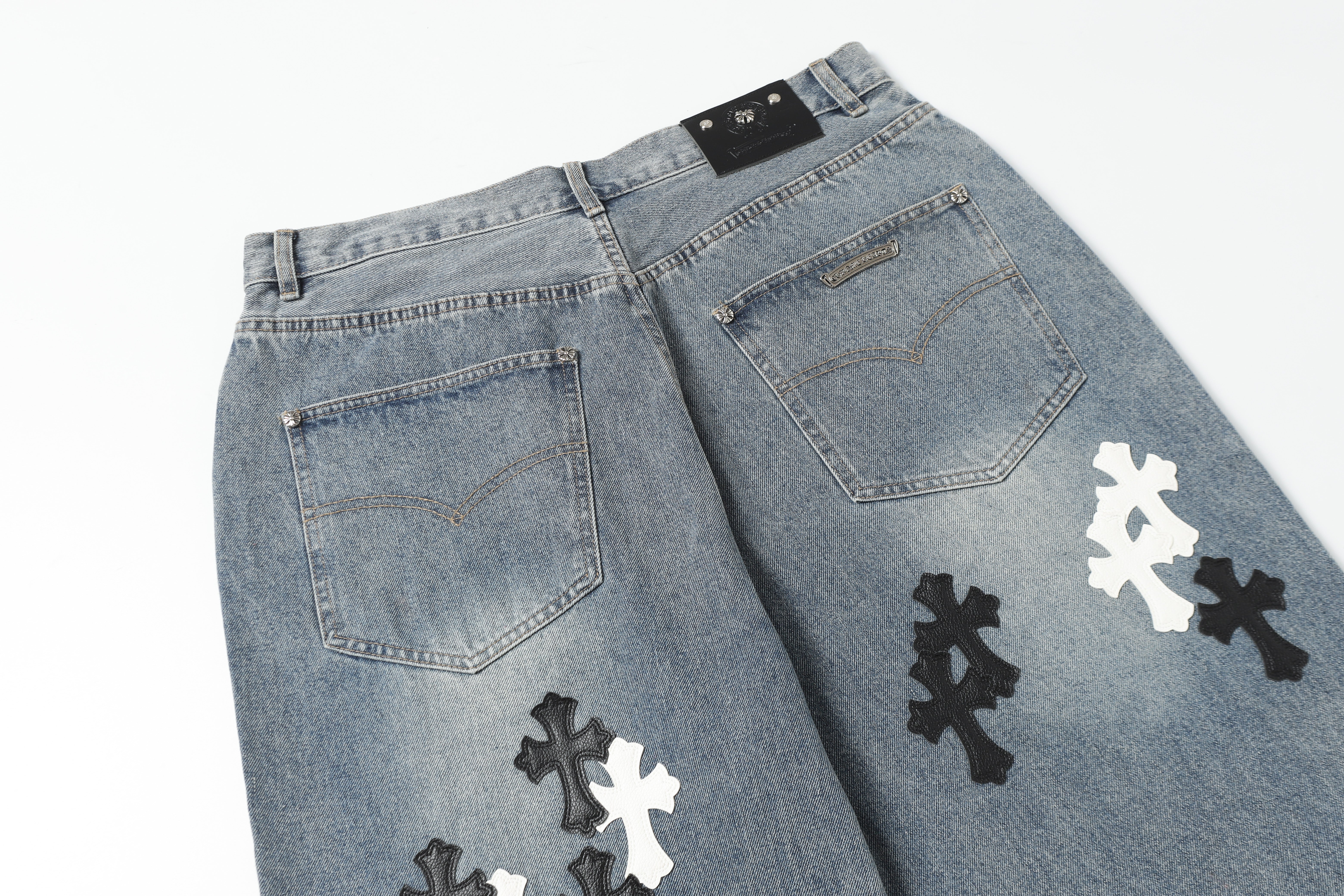 【Chrome Hearts】クロムハーツ ホワイト＆ブラック レザー クロスパッチ ジーンズ