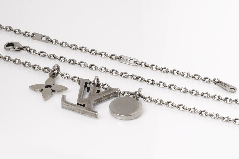 【国内発送/直営店】ネックレス 大人気！残りわずか♪ 防弾少年団BTSジミンJIMINが着用しているLVのイニシャルペンダントです