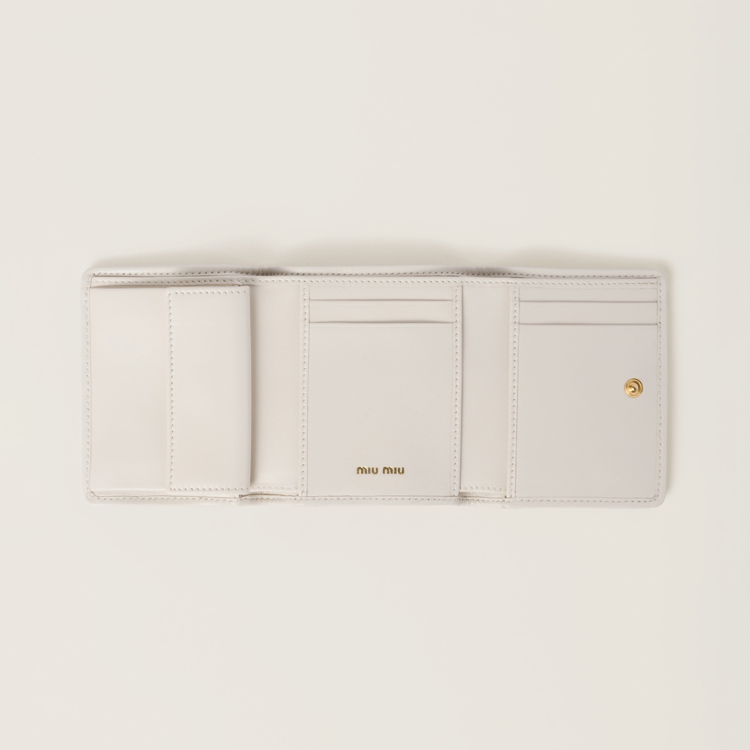 【2025年最新】ミュウミュウ マテラッセレザー 三つ折り財布の人気アイテム