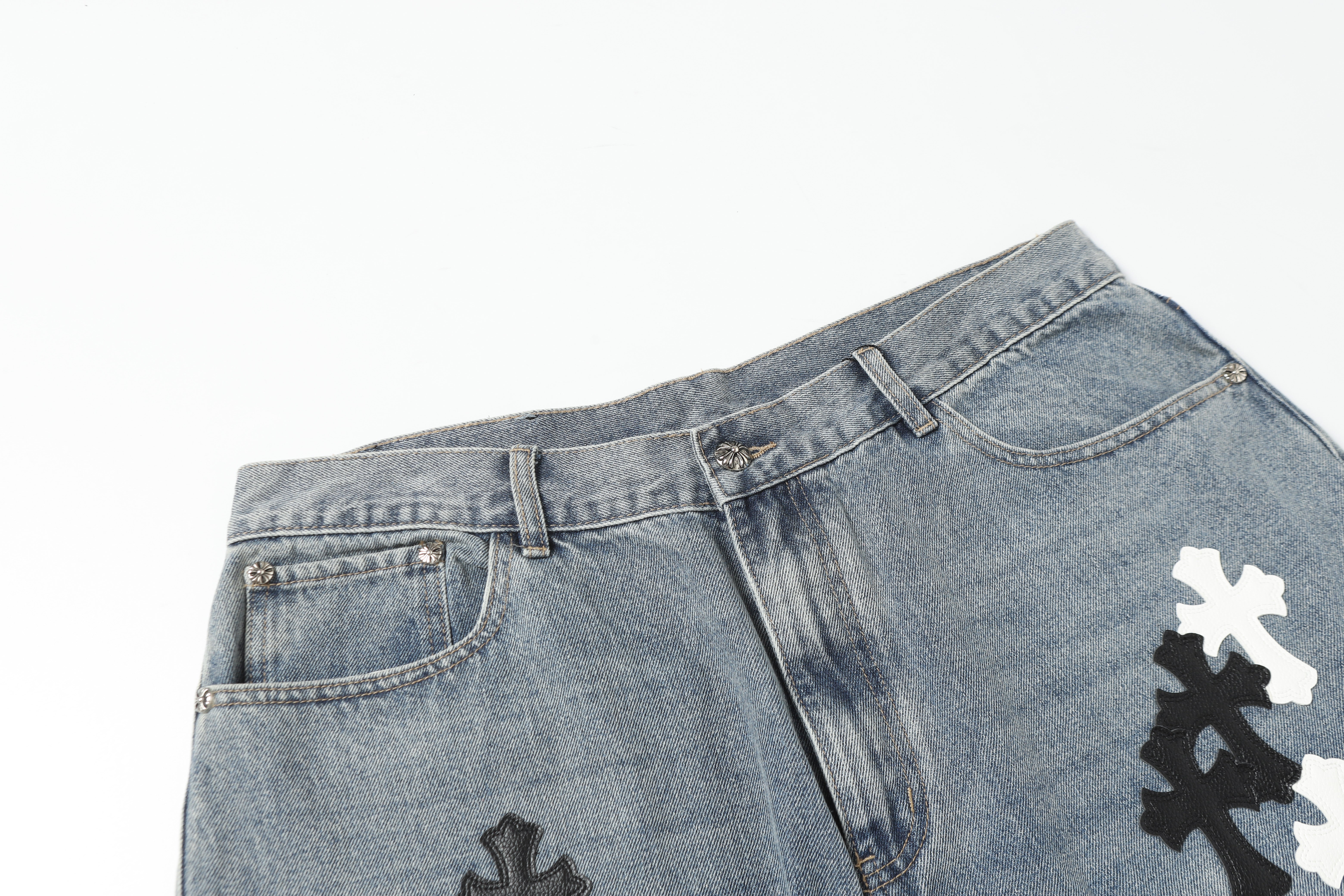 【Chrome Hearts】クロムハーツ ホワイト＆ブラック レザー クロスパッチ ジーンズ