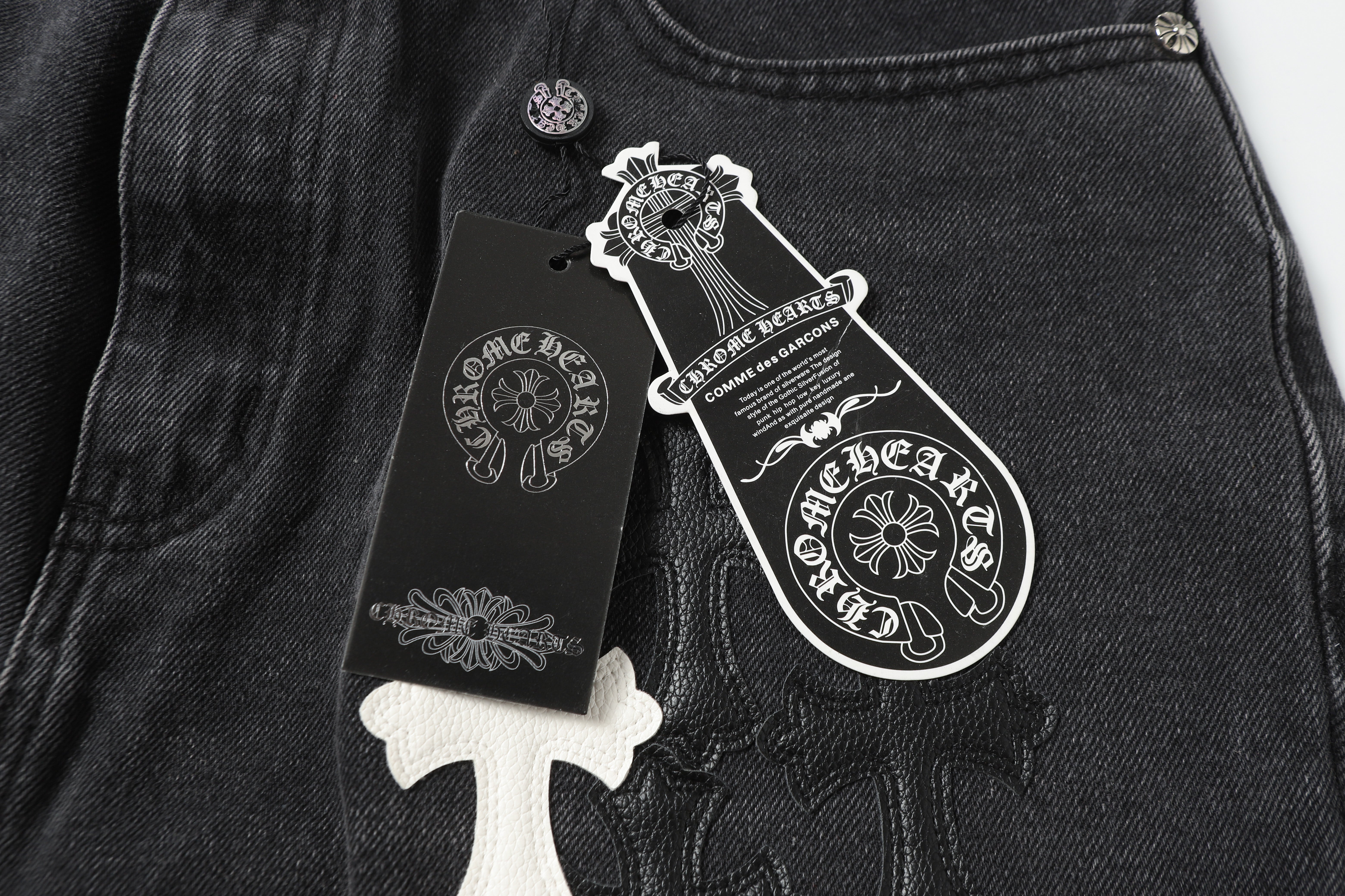 【Chrome Hearts】クロムハーツ ホワイト＆ブラック レザー クロスパッチ ジーンズ