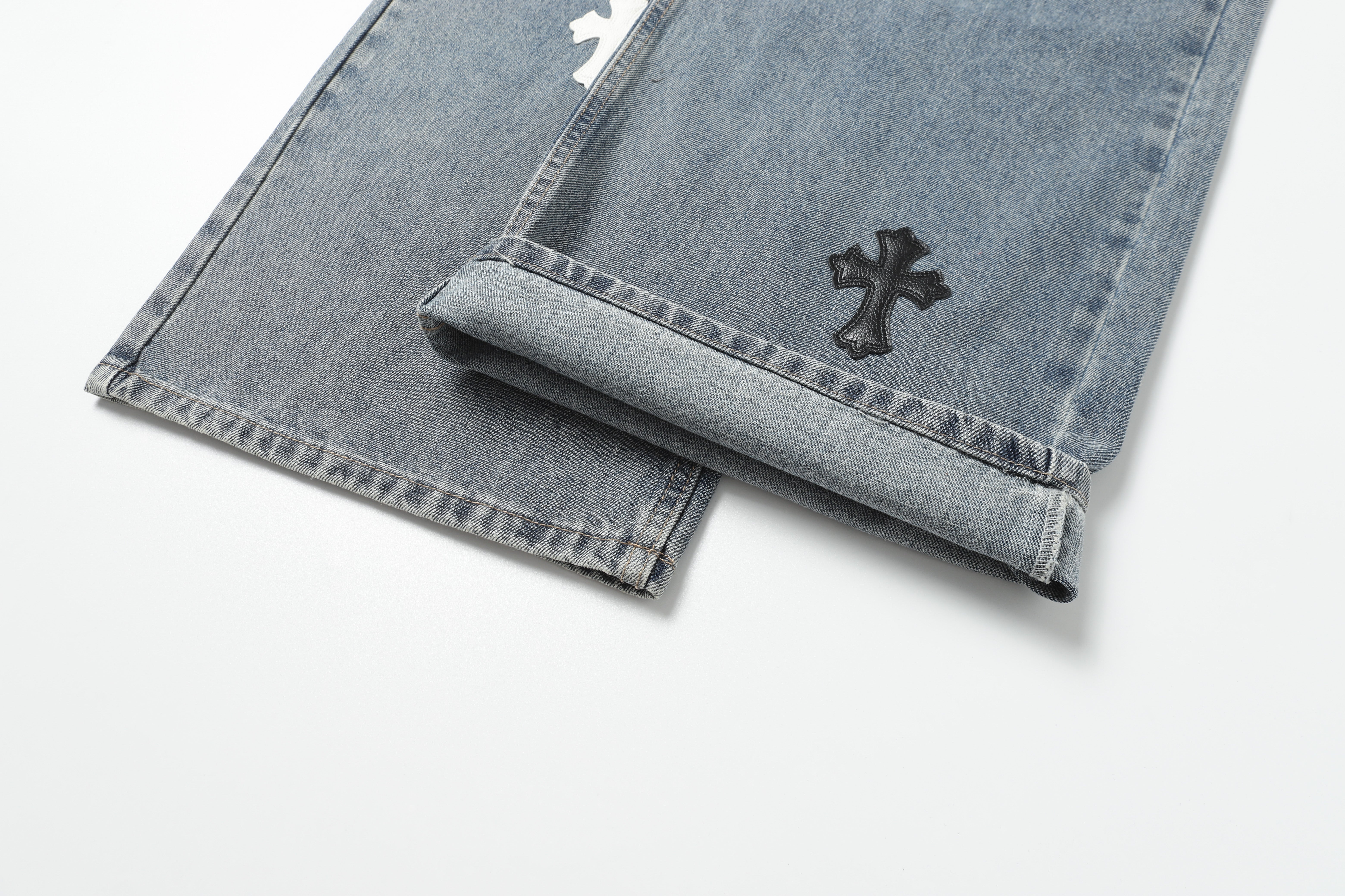 【Chrome Hearts】クロムハーツ ホワイト＆ブラック レザー クロスパッチ ジーンズ