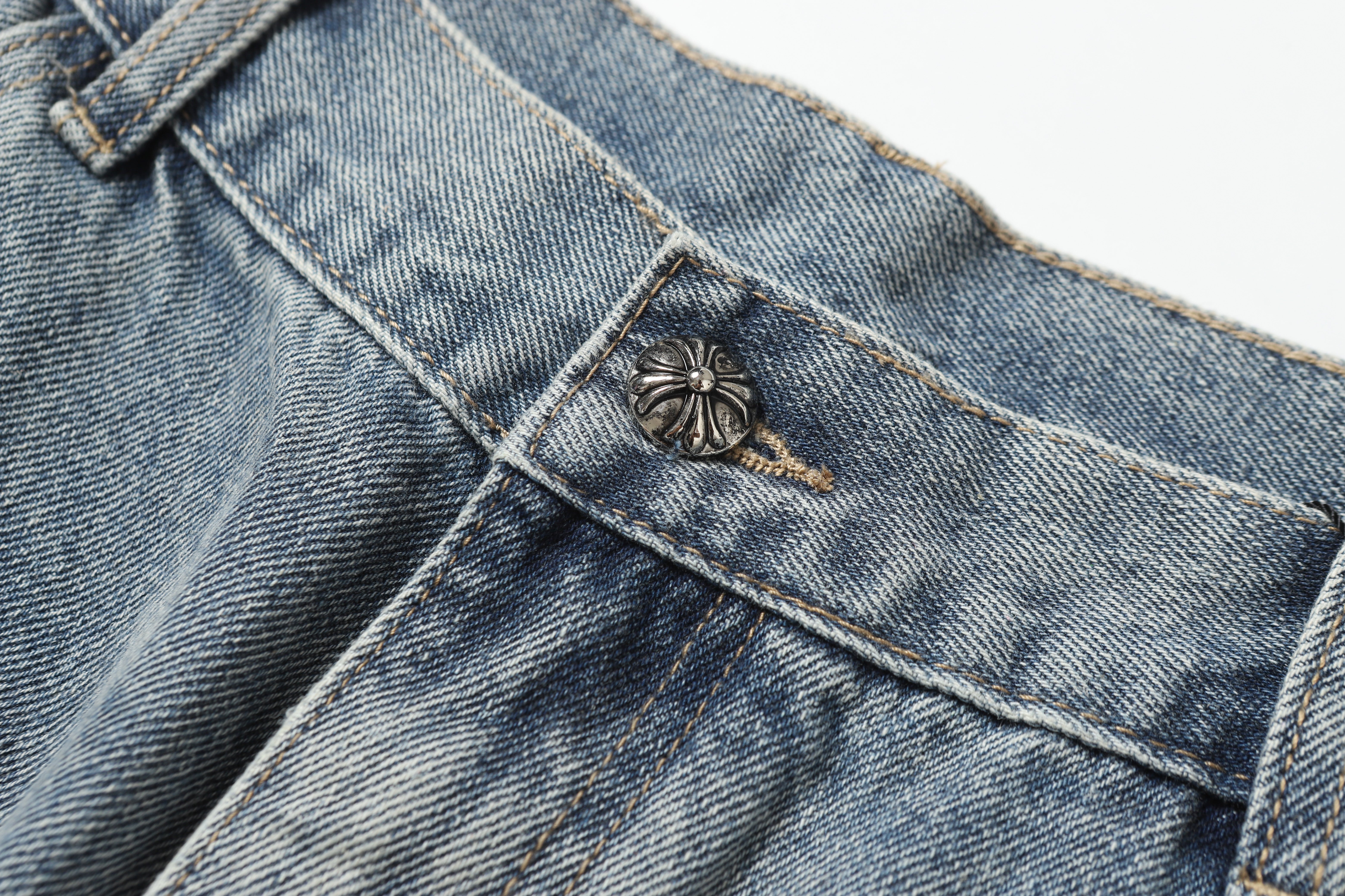 【Chrome Hearts】クロムハーツ ホワイト＆ブラック レザー クロスパッチ ジーンズ