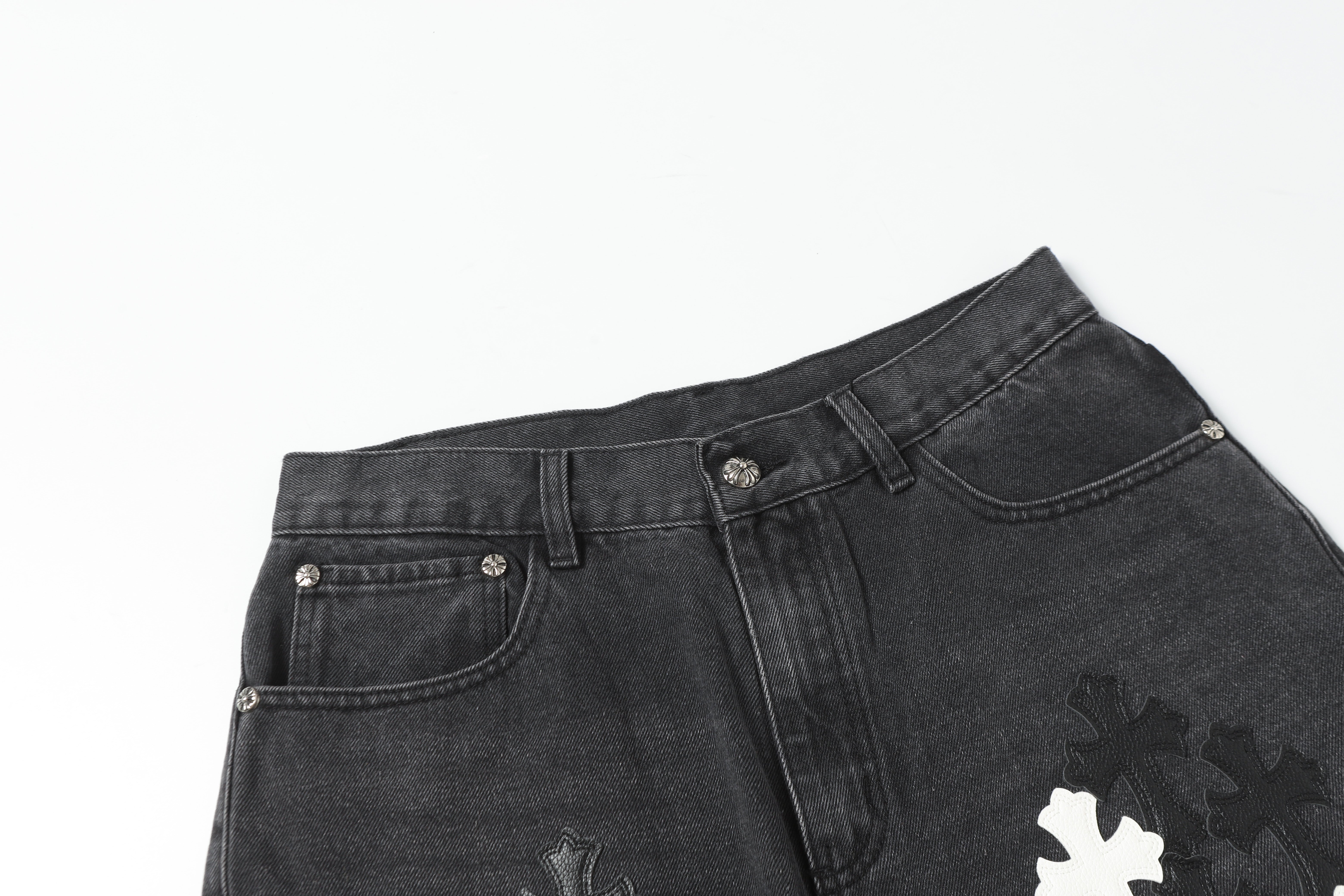 【Chrome Hearts】クロムハーツ ホワイト＆ブラック レザー クロスパッチ ジーンズ