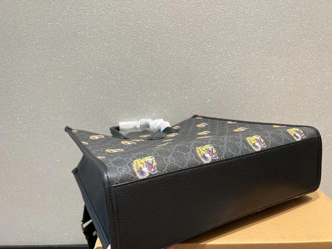 【GUCCI】グッチ ブラック 大容量トート GG タイガーヘッドのロゴ