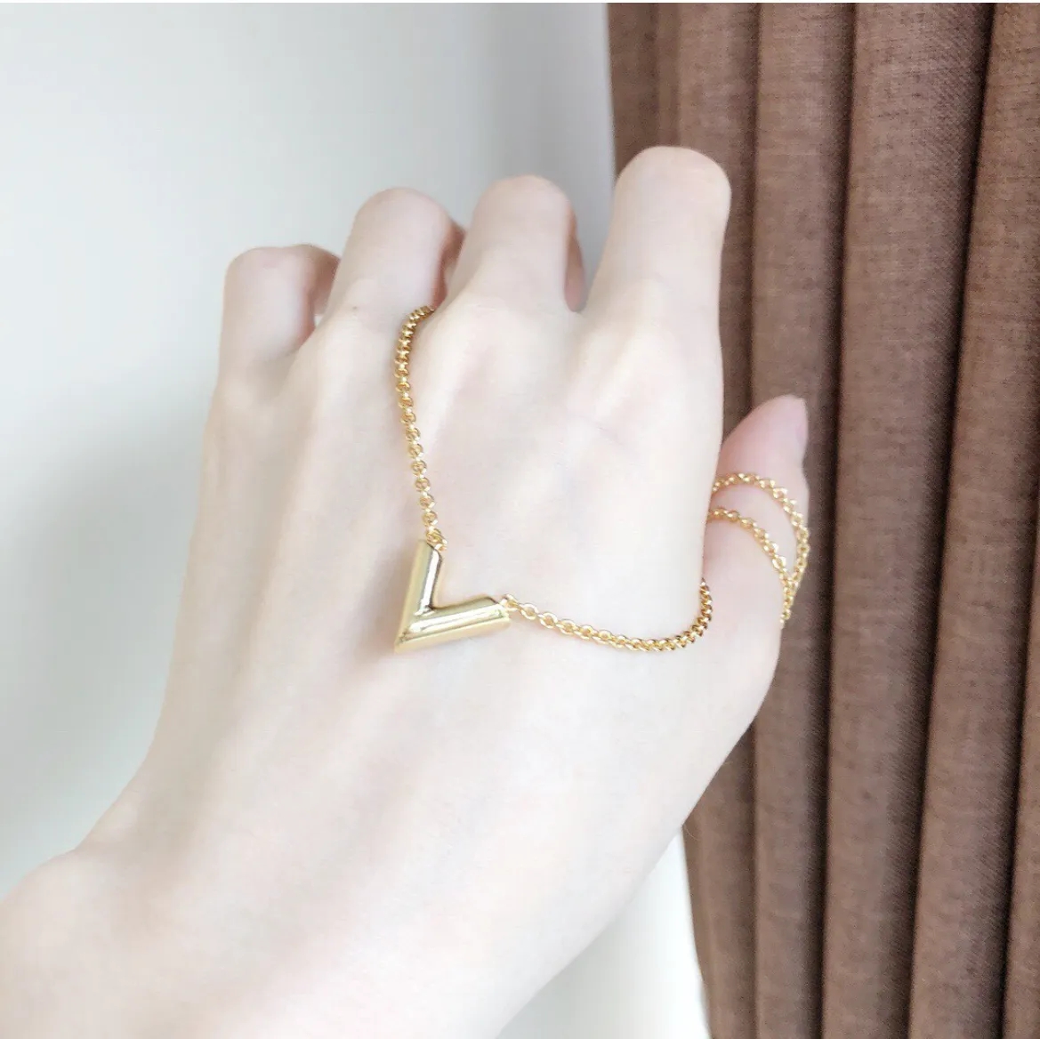 【国内発送/直営店】ネックレス 平野紫耀さん着用！M61083 アクセサリー LV ペンダント ・エセンシャルV 専用箱付き