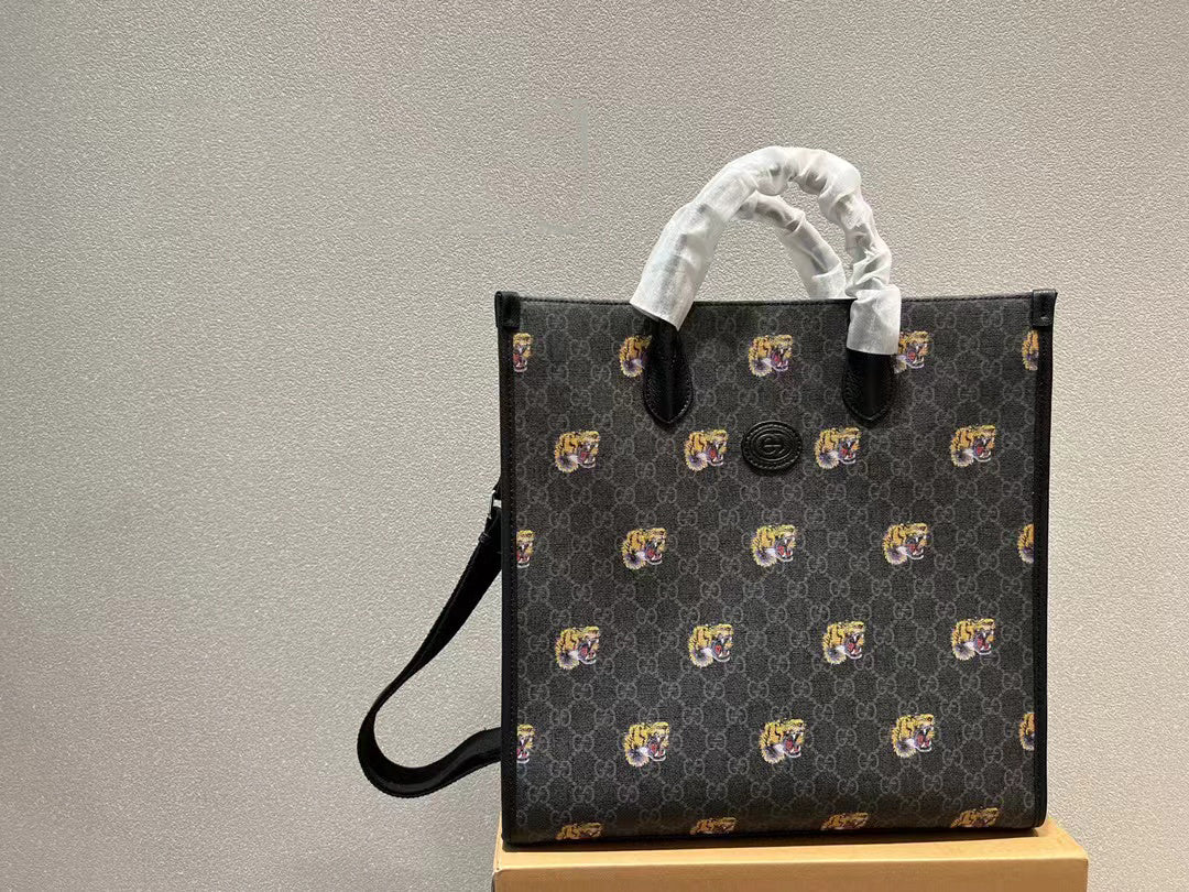 【GUCCI】グッチ ブラック 大容量トート GG タイガーヘッドのロゴ