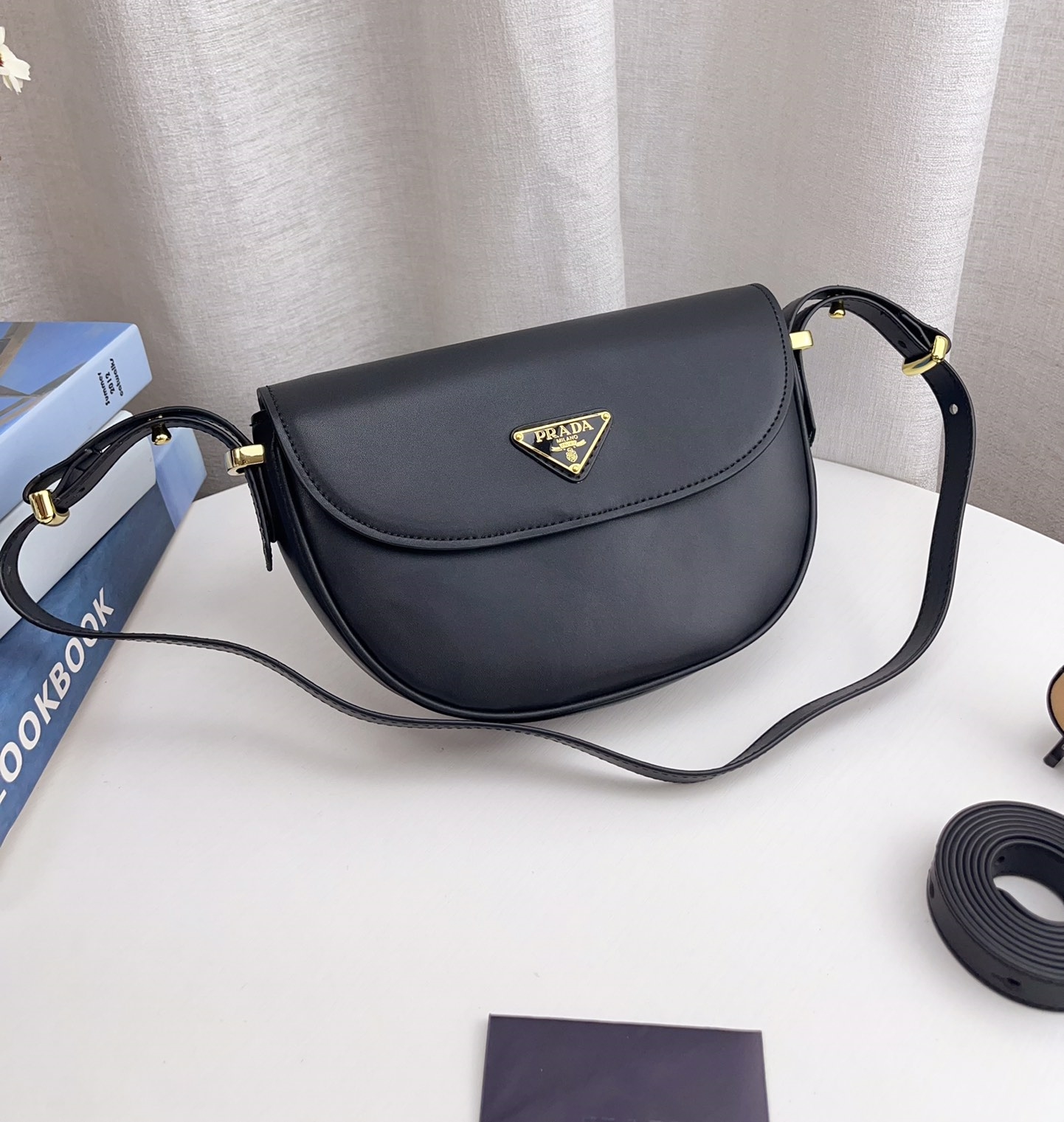 PRADA フラップ付 プラダ アーケ レザー ショルダーバッグ