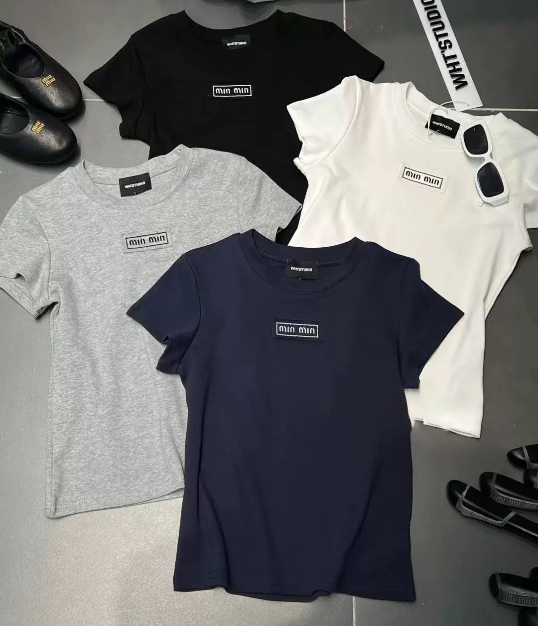 MIUMIU 2025春夏新作 クラシックアップリケ刺繍文字入り 半袖レディースTシャツ 4色