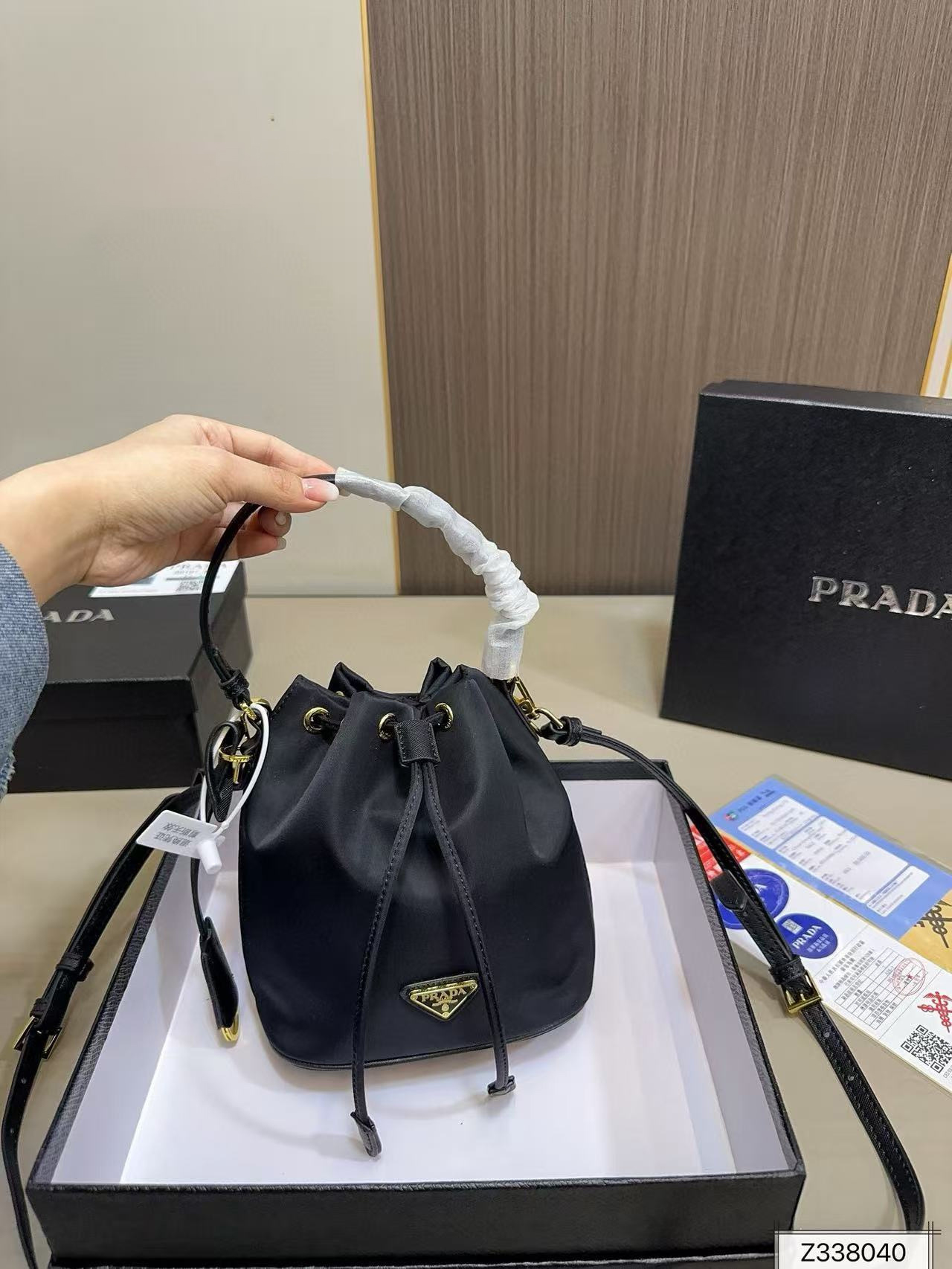 プラダ PRADA アクセサリーポーチ ハンドバッグ ナイロン 三角ロゴ 黒 Prada プラダ アクセサリーポーチ 三角ロゴ ナイロン ハンドバッグ 黒
