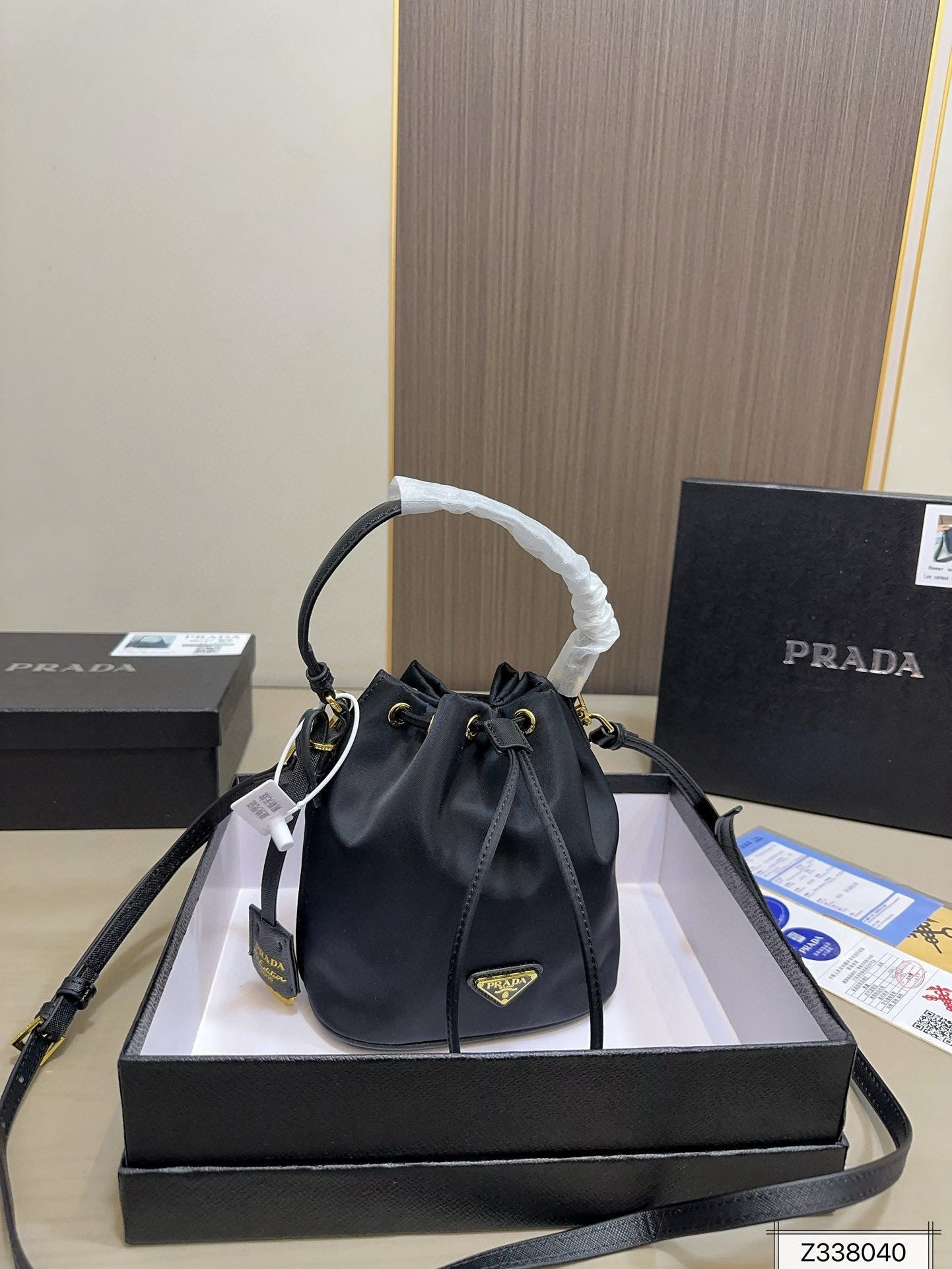 【大人気】PRADA ナイロン 巾着ポーチ 三角ロゴ 1NA369 ★男女兼用★