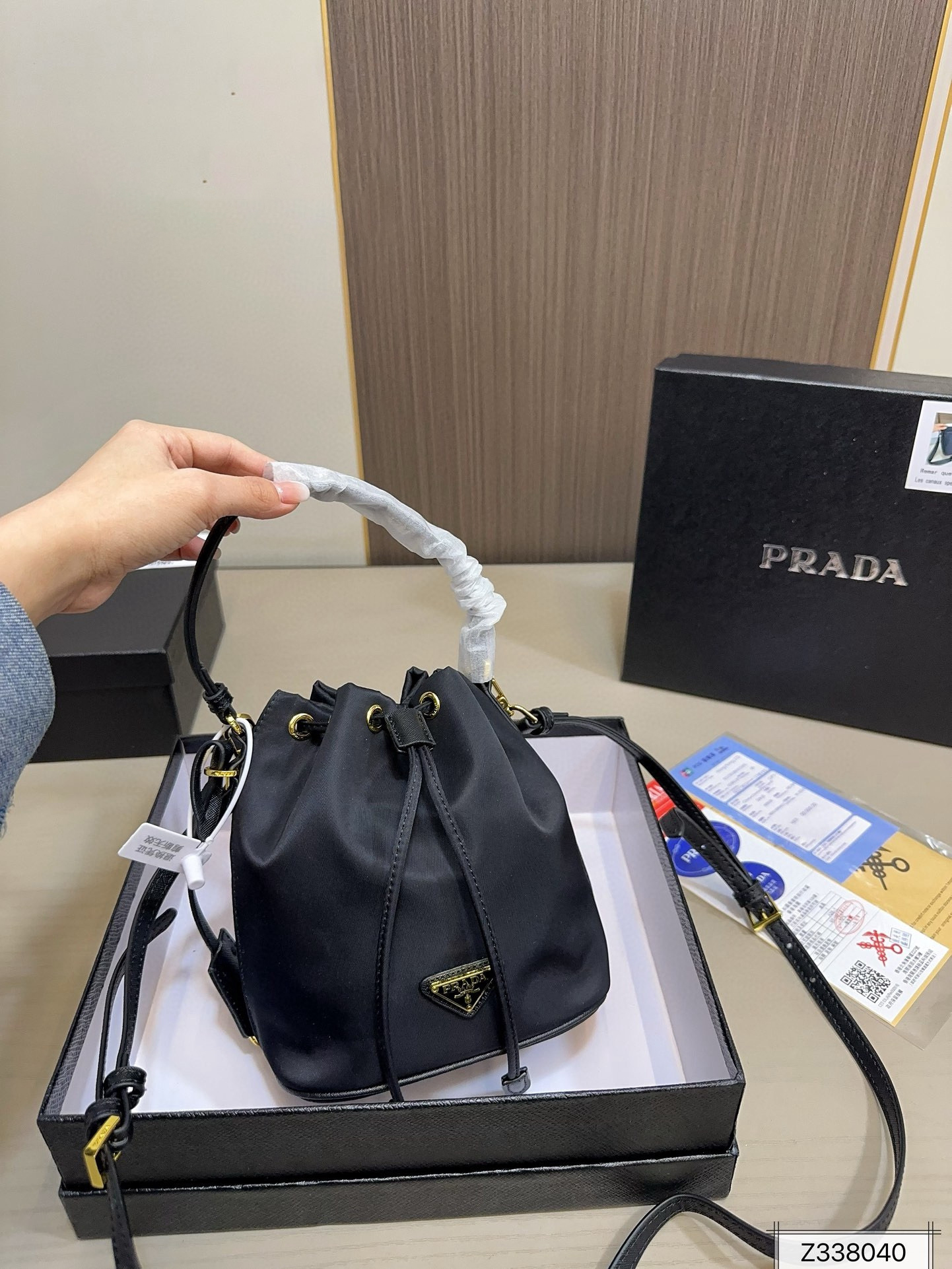 【大人気】PRADA ナイロン 巾着ポーチ 三角ロゴ 1NA369 ★男女兼用★
