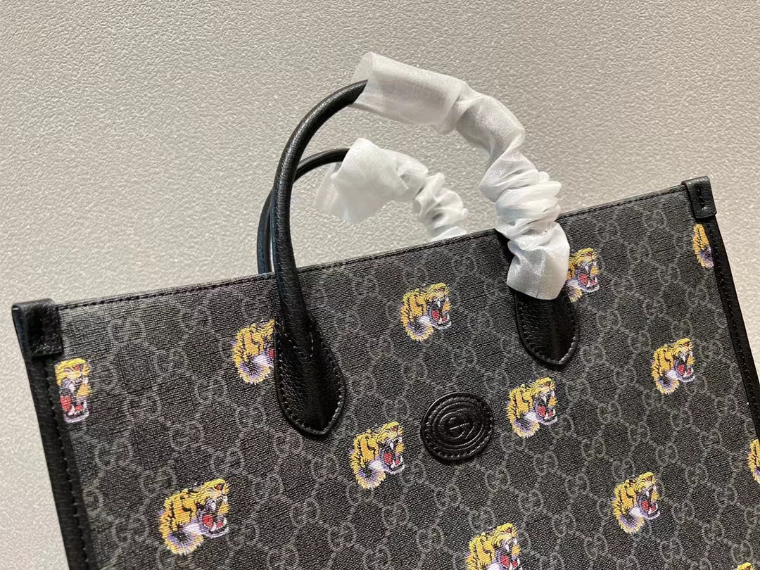 【GUCCI】グッチ ブラック 大容量トート GG タイガーヘッドのロゴ