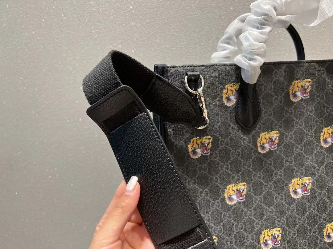 【GUCCI】グッチ ブラック 大容量トート GG タイガーヘッドのロゴ