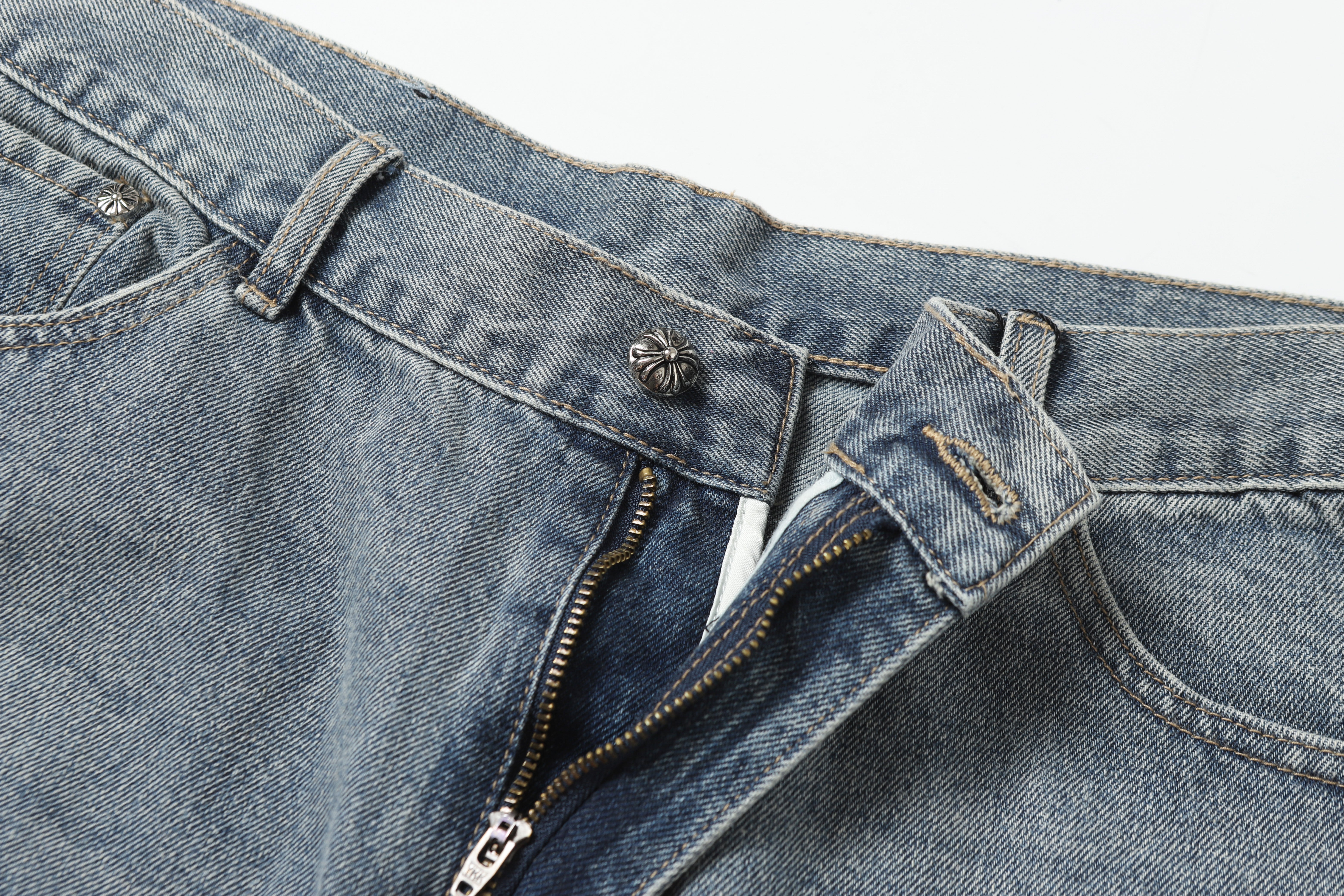【Chrome Hearts】クロムハーツ ホワイト＆ブラック レザー クロスパッチ ジーンズ