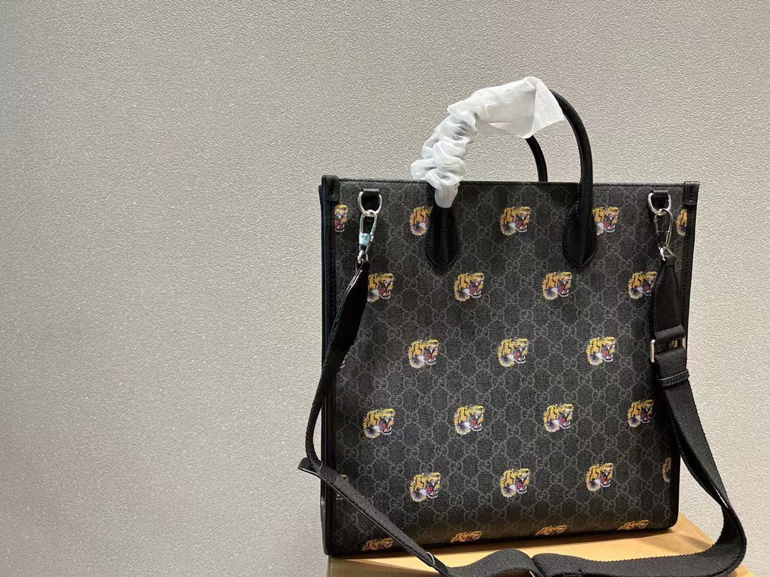 【GUCCI】グッチ ブラック 大容量トート GG タイガーヘッドのロゴ