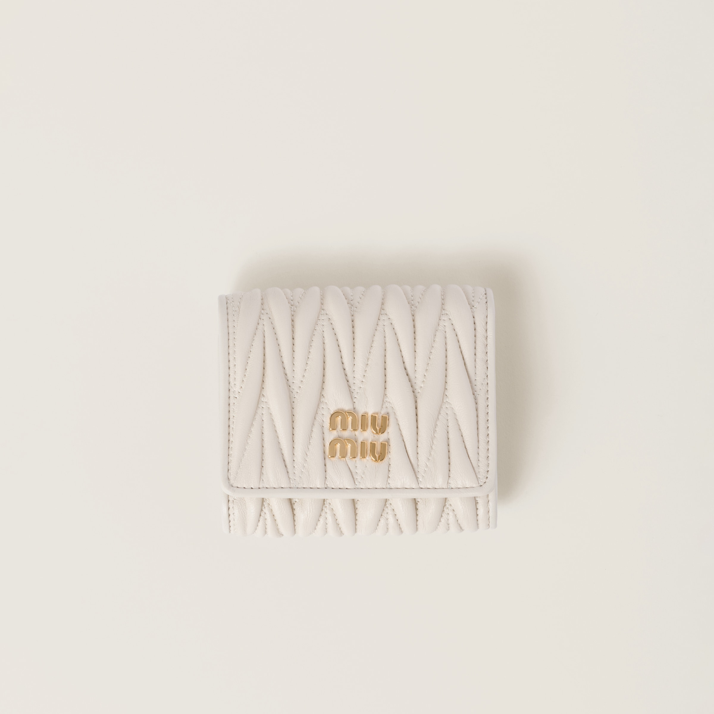 【2025年最新】ミュウミュウ マテラッセレザー 三つ折り財布の人気アイテム